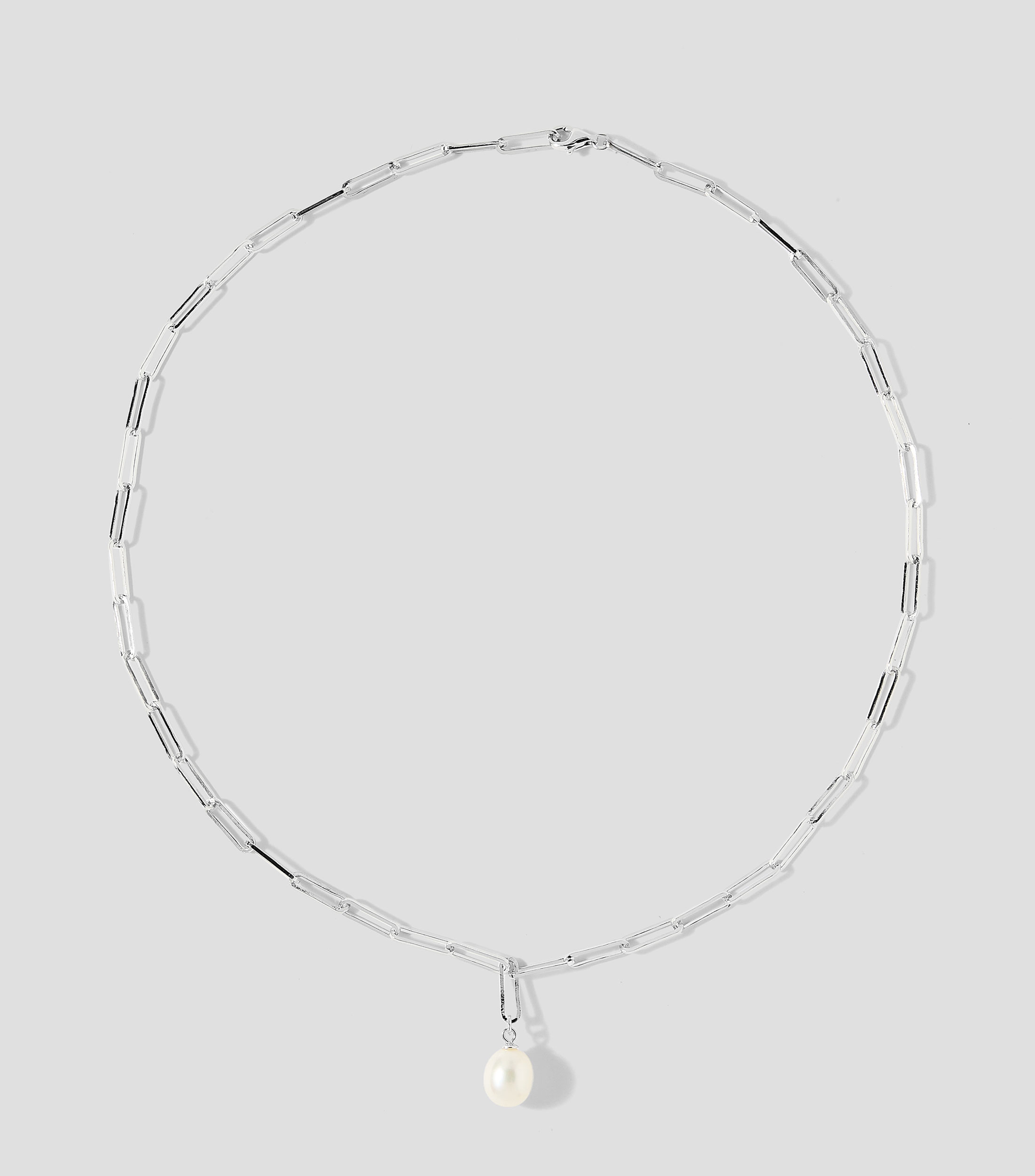 Dije con cadena en perla blanca Mujer