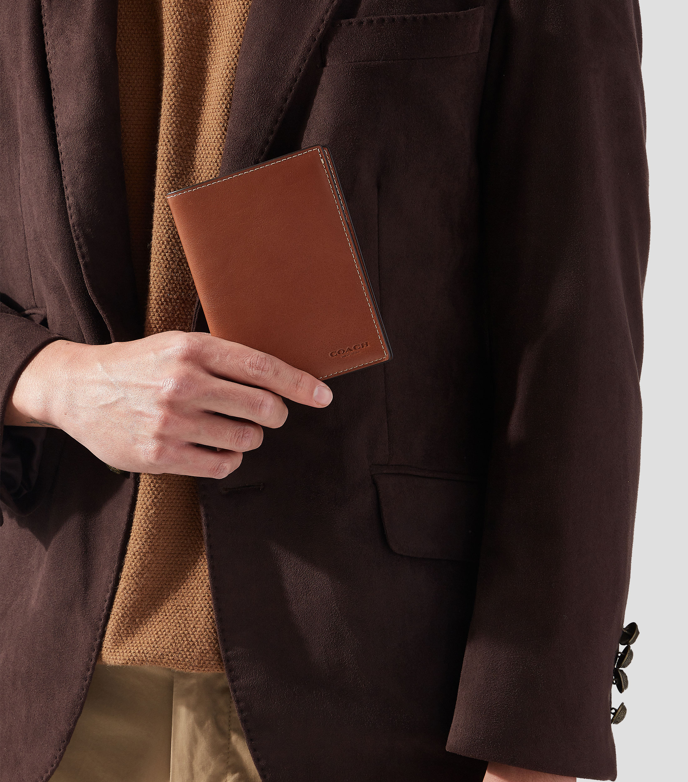 Tarjetero en piel vacuna café Passport Case liso Hombre
