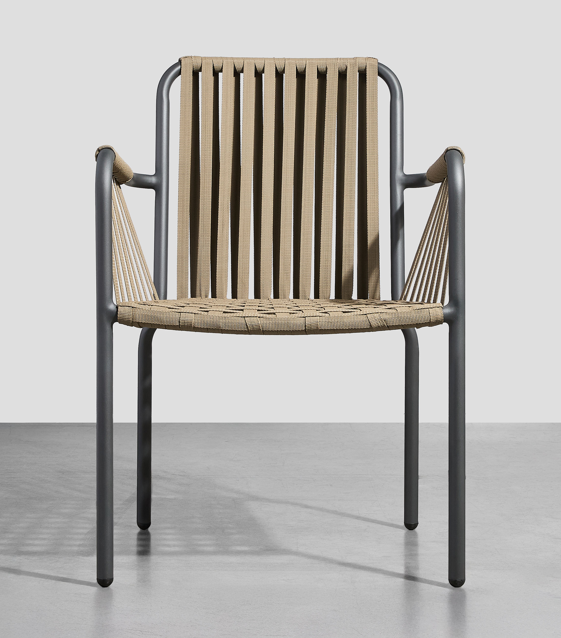Silla Calixto en metal y tela café claro