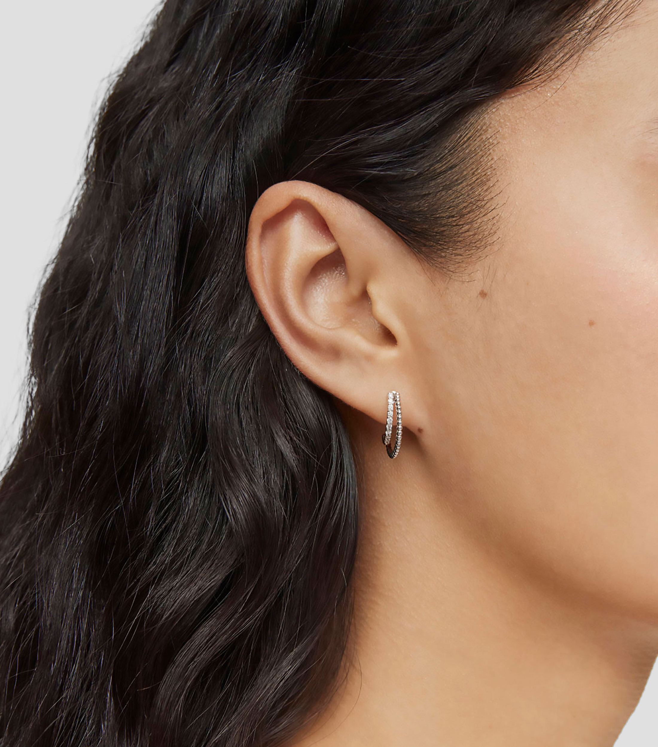 Aretes en oro blanco de 18 kilates en forma de medio aro con diamantes Mujer