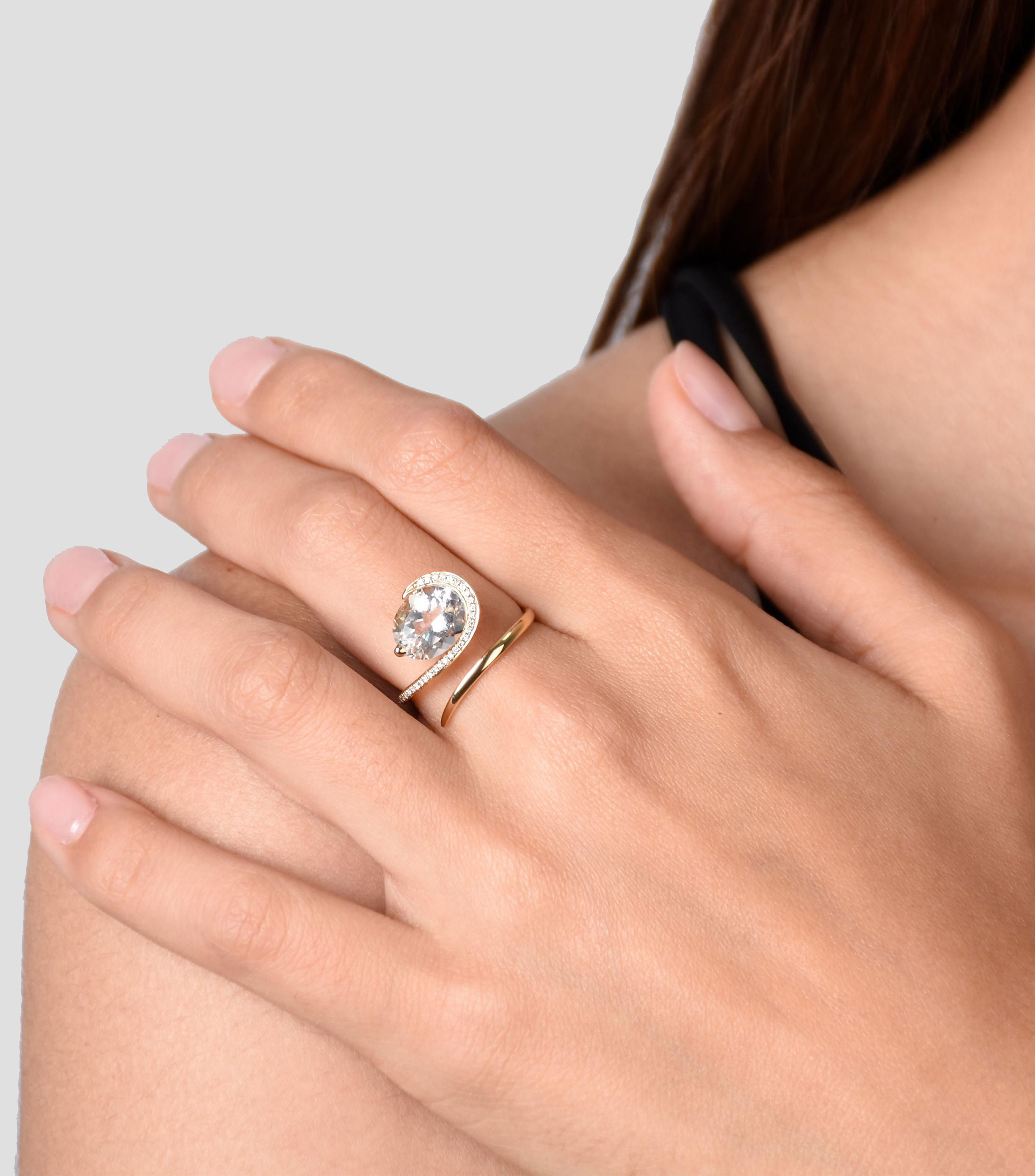 Anillo en Oro de 18 Kilates con Piedras Mujer