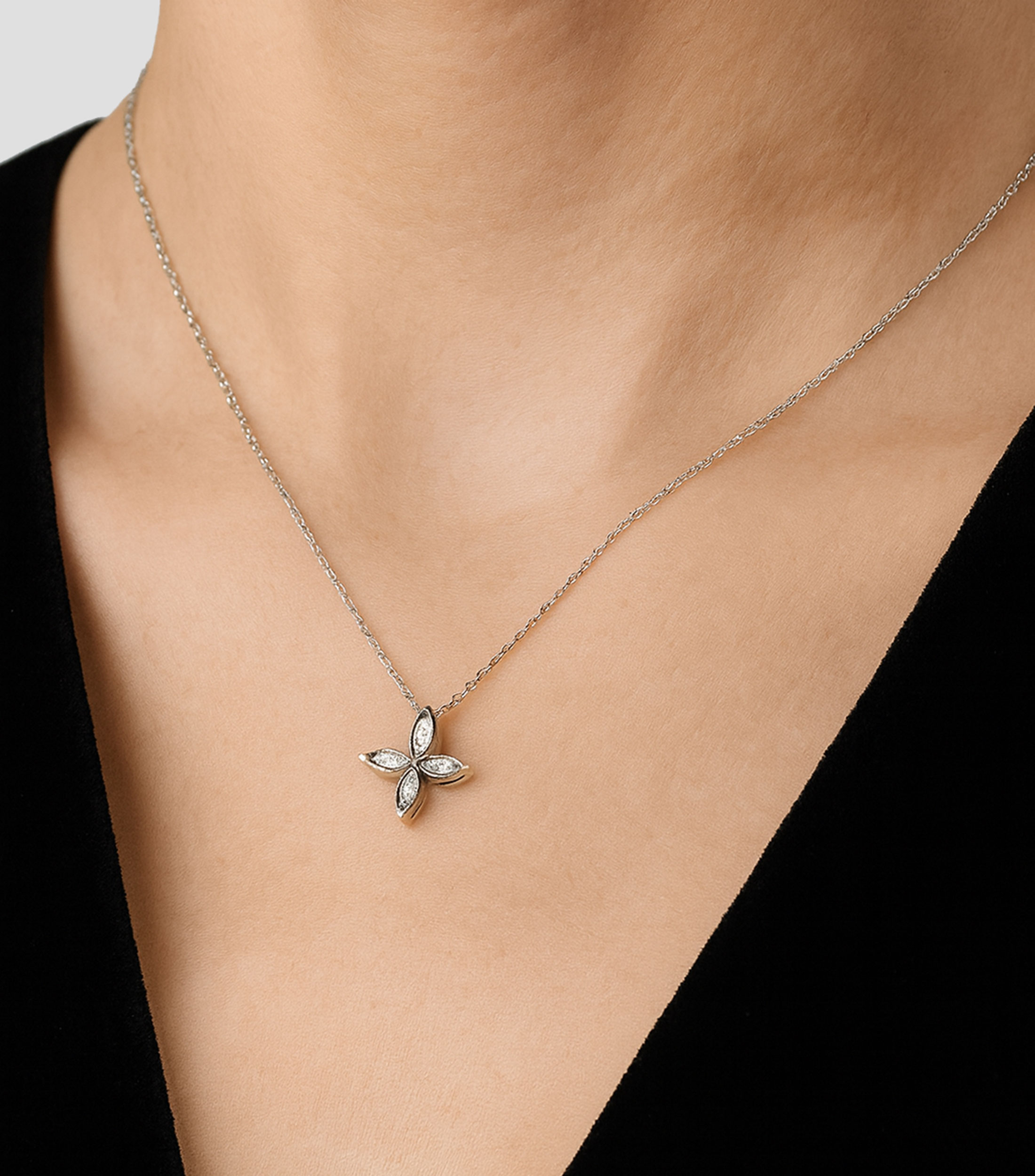 Colgante cadena de oro blanco de 18K con diamante