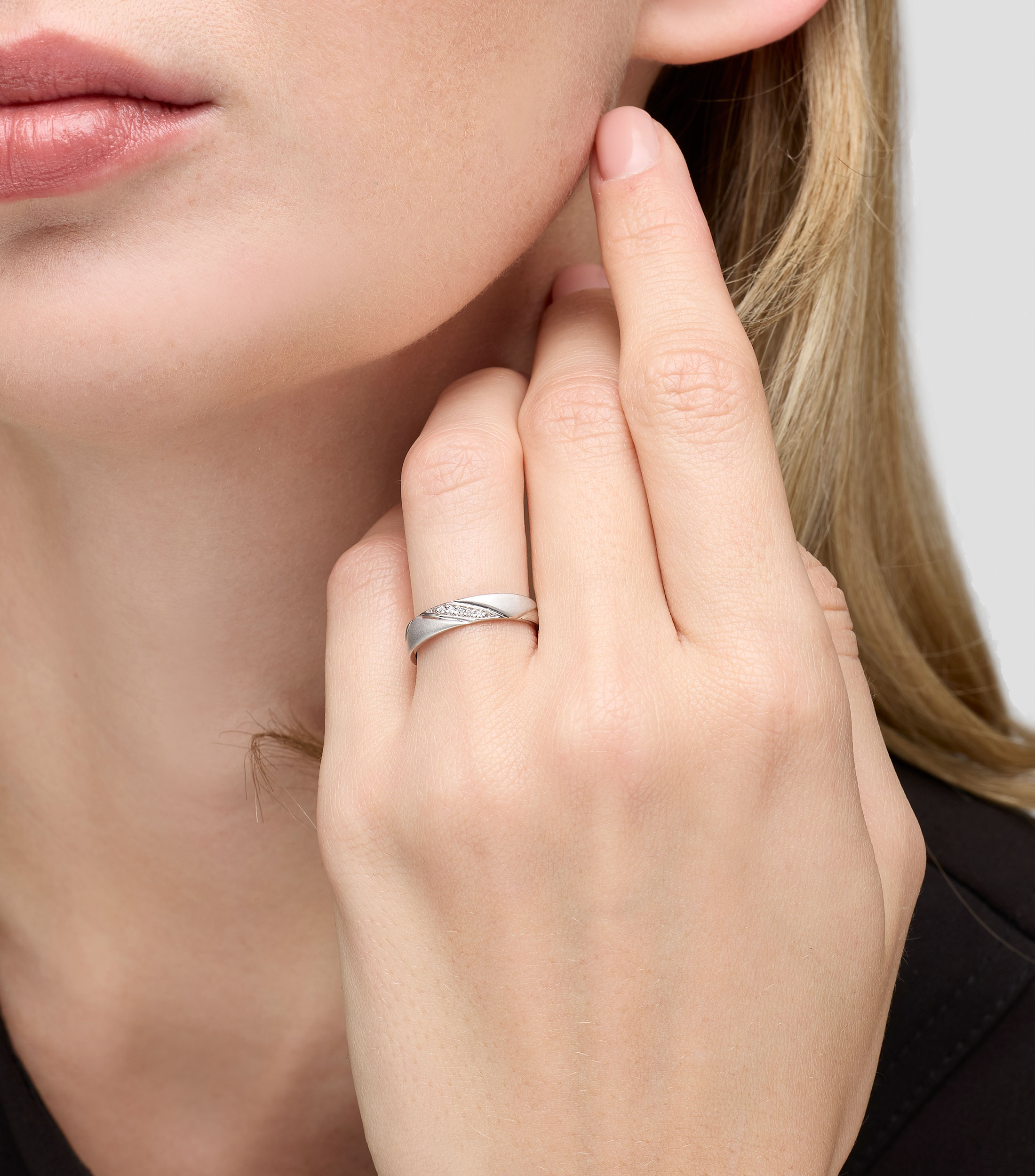 Anillo en oro blanco de 14 kilates con diamante Mujer