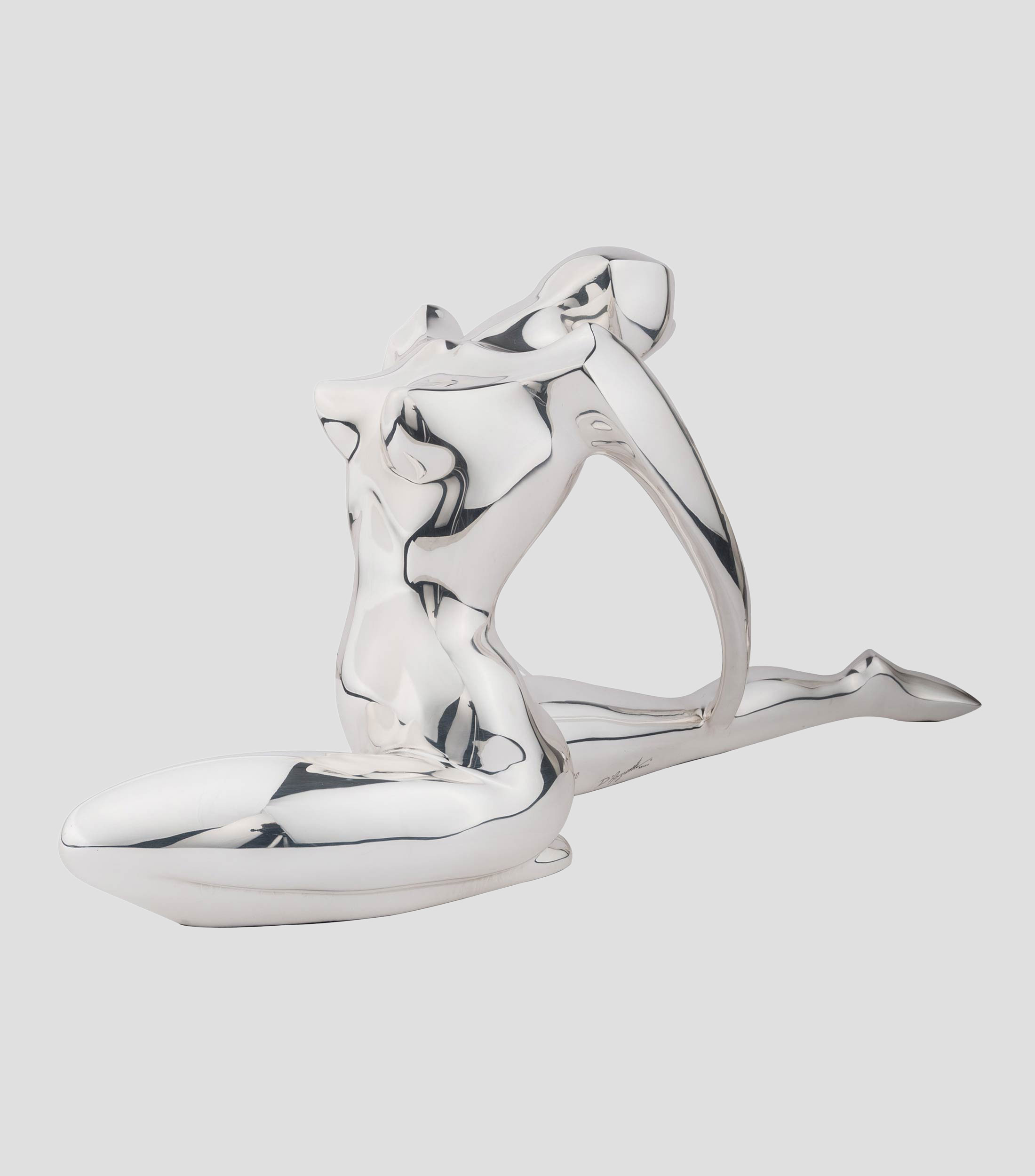 Escultura de mujer desnuda acabado plata