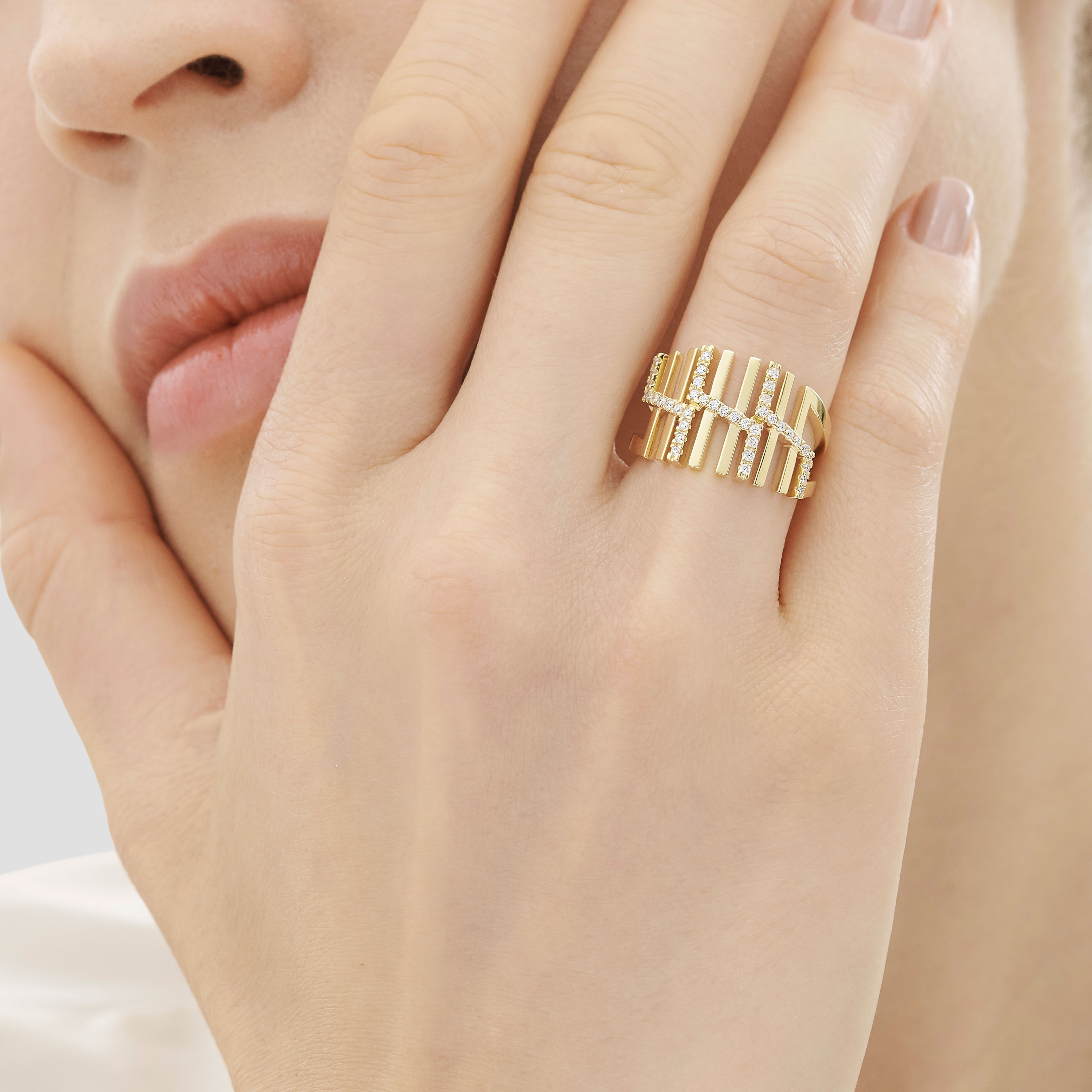 Anillo en oro amarillo de 18 kilates con diamantes Mujer