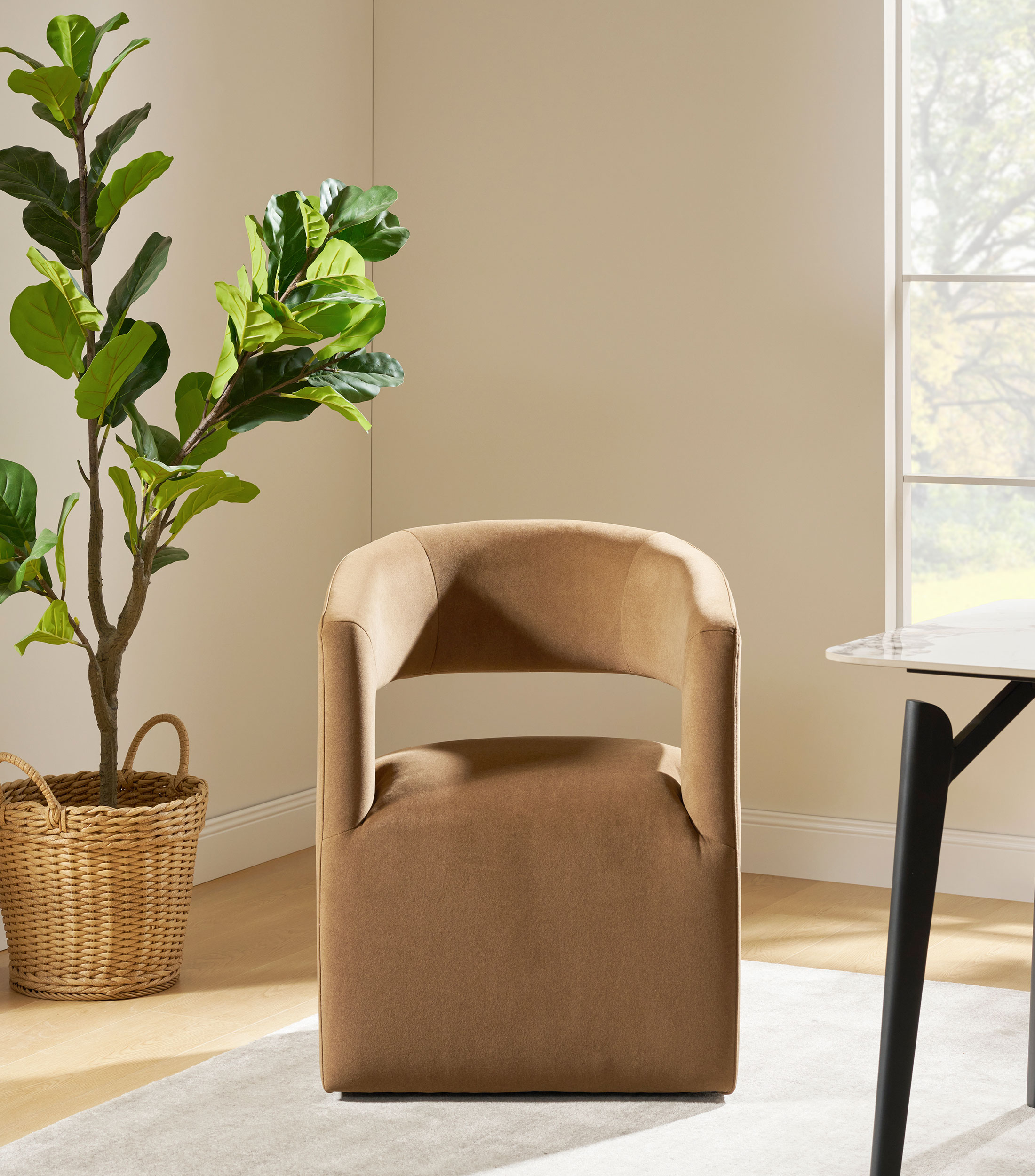 Silla con ruedas en tela café