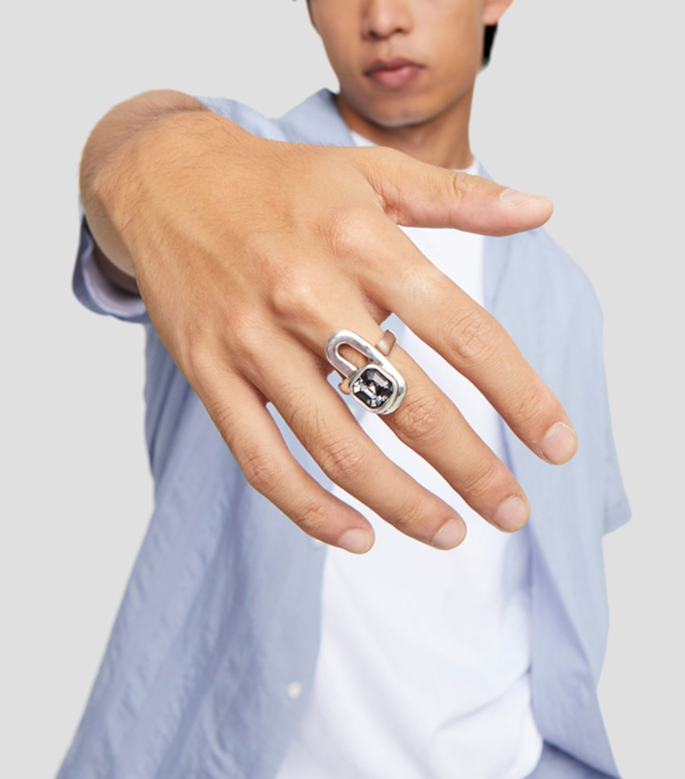 Anillo con pedrería Mujer
