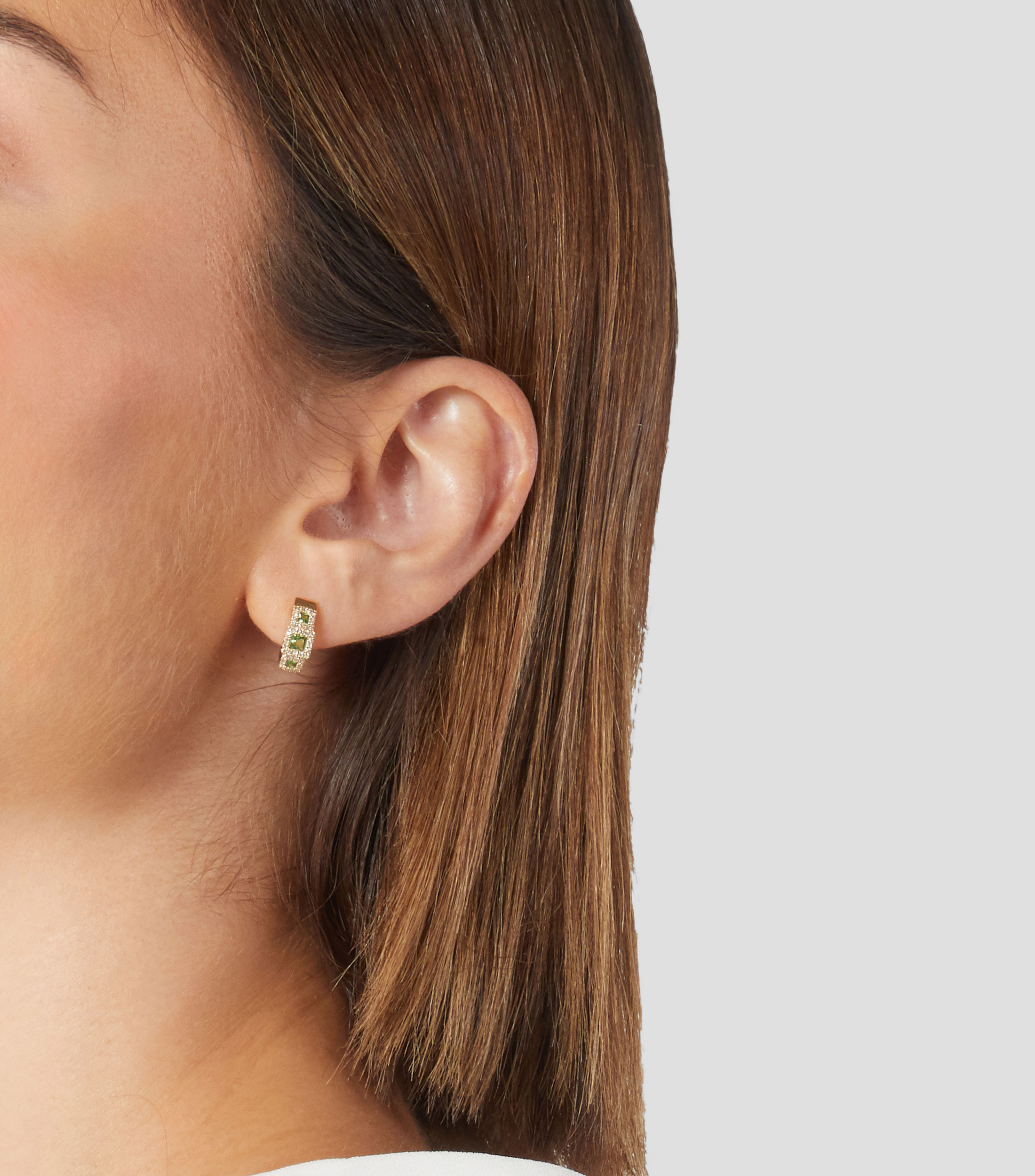 Aretes en oro amarillo de 14 kilates con diamantes y tsavorita Mujer