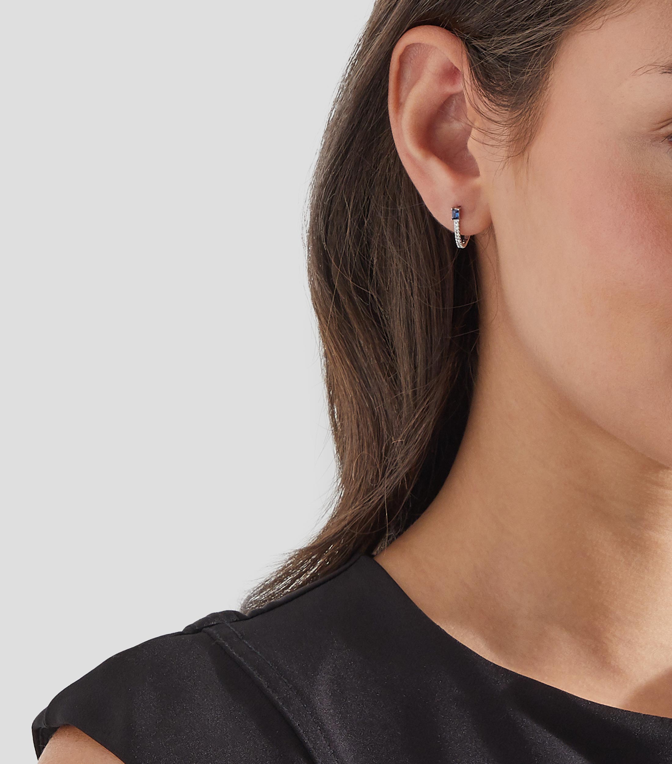 Aretes en oro blanco de 14 kilates con diamantes y zafiro Mujer