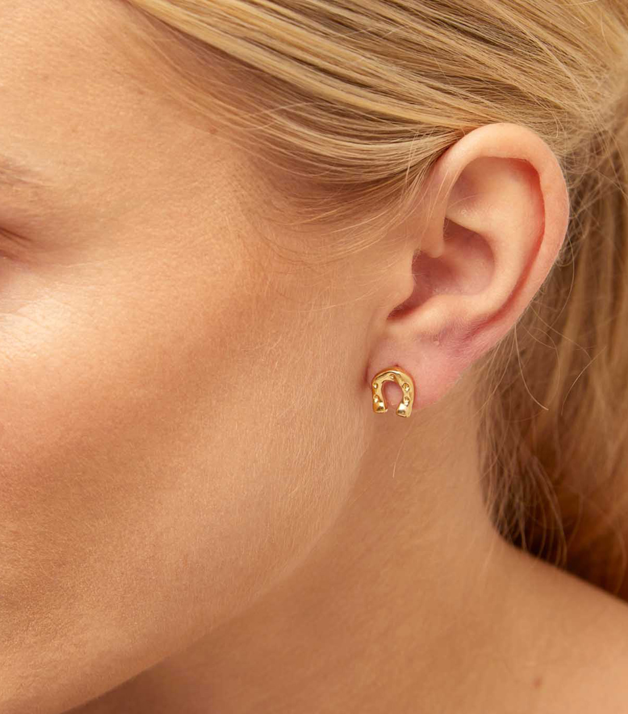 Arete en forma de herradura Mujer