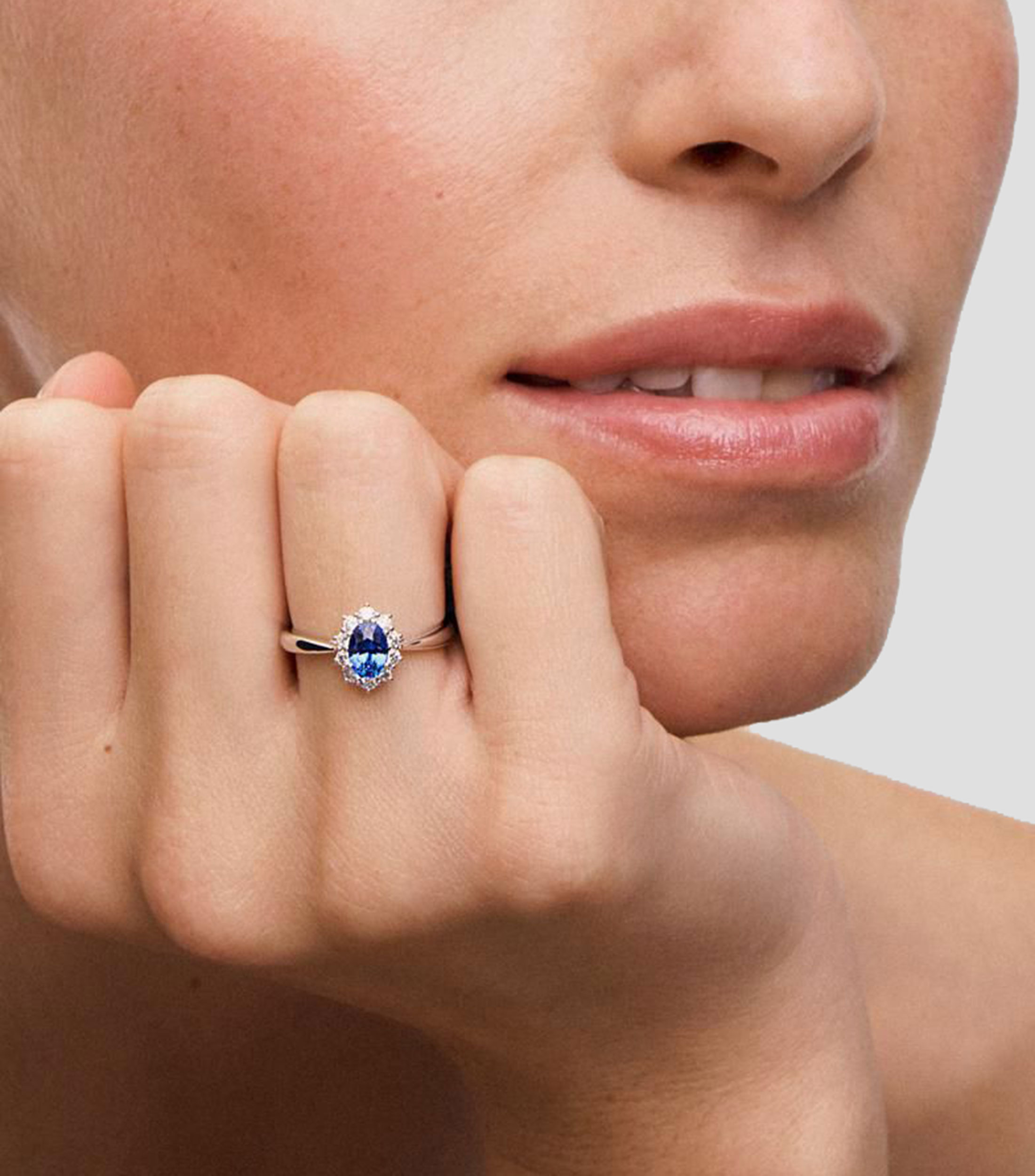 Anillo en Oro blanco de 18 Kilates con zafiro Mujer