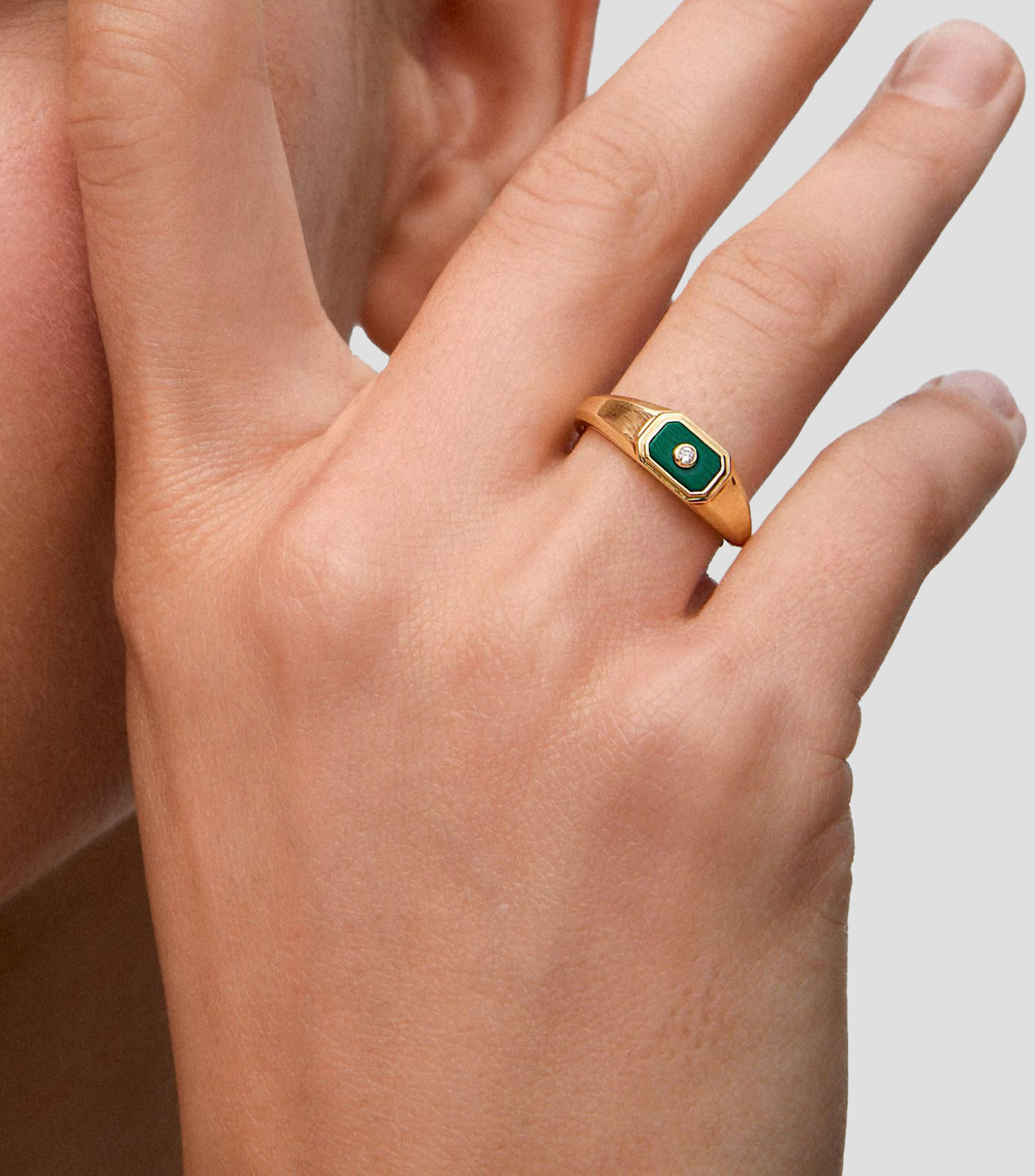 Anillo en oro amarillo con malaquita y diamante central Mujer