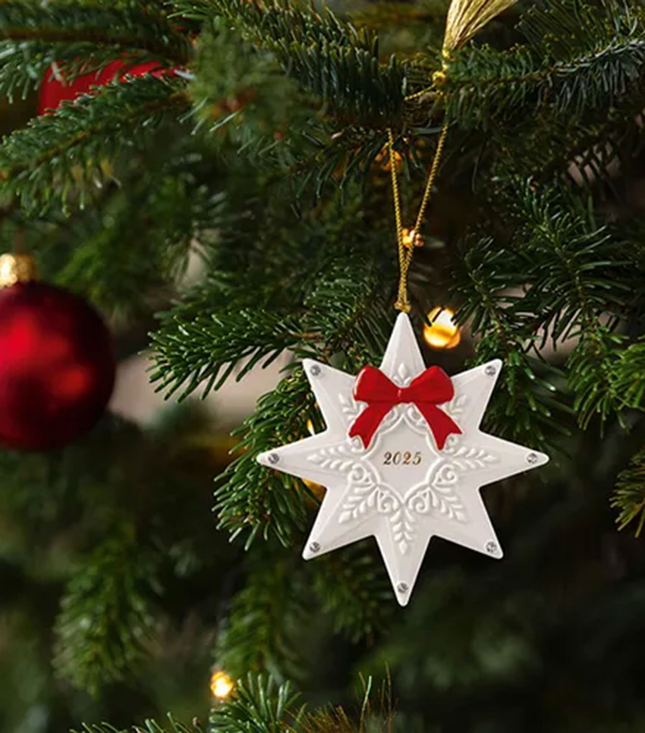 Ornamento navideño, Estrella 2025 Christmas Classics en porcelana
