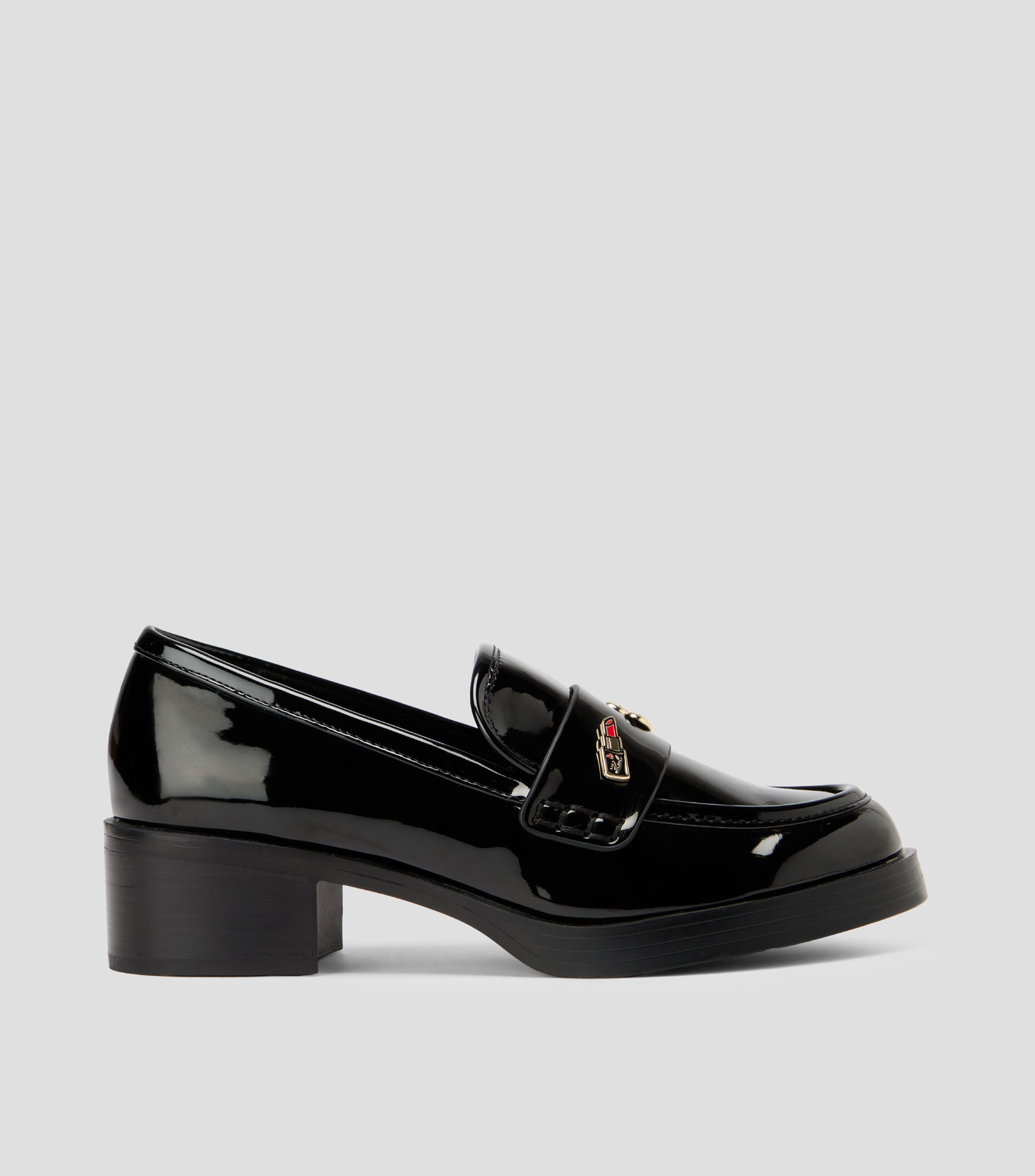 Mocasines Caiza con charms con tacón bajo ancho Mujer