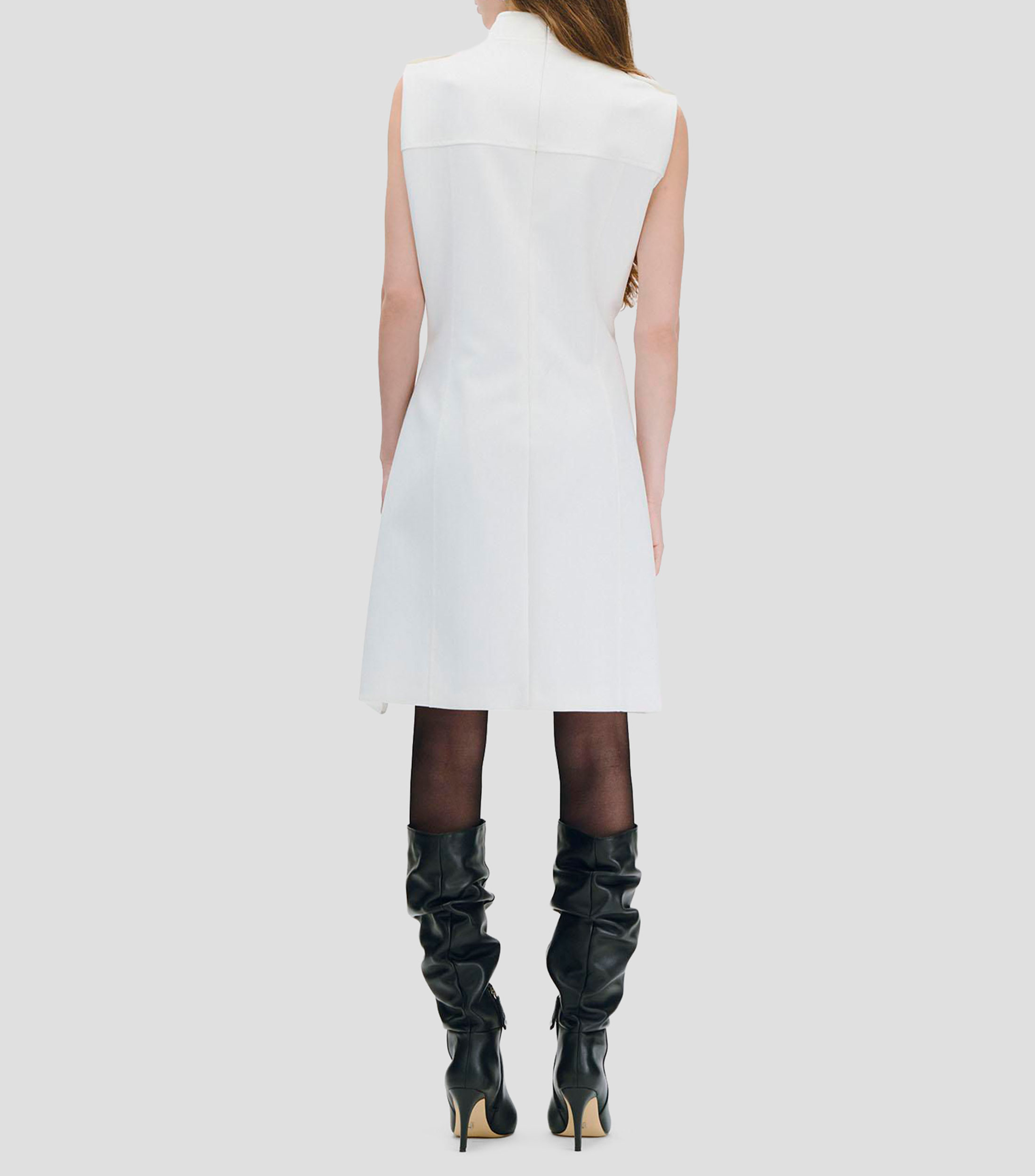 Vestido blanco de silueta en H fraccionado con cuello alto, botones y charreteras Mujer