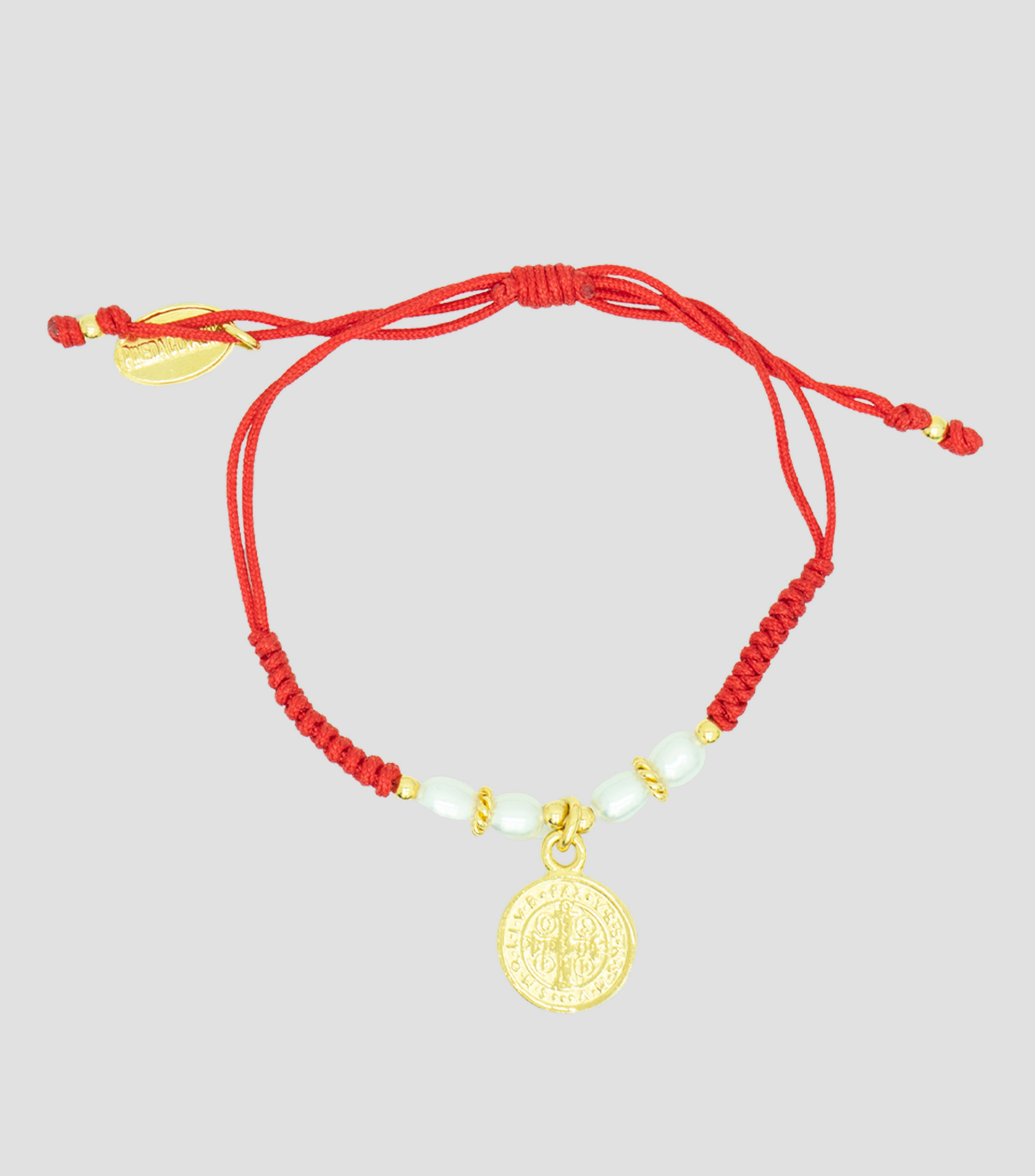 Pulsera roja con detalle de San Benito y perlas Mujer