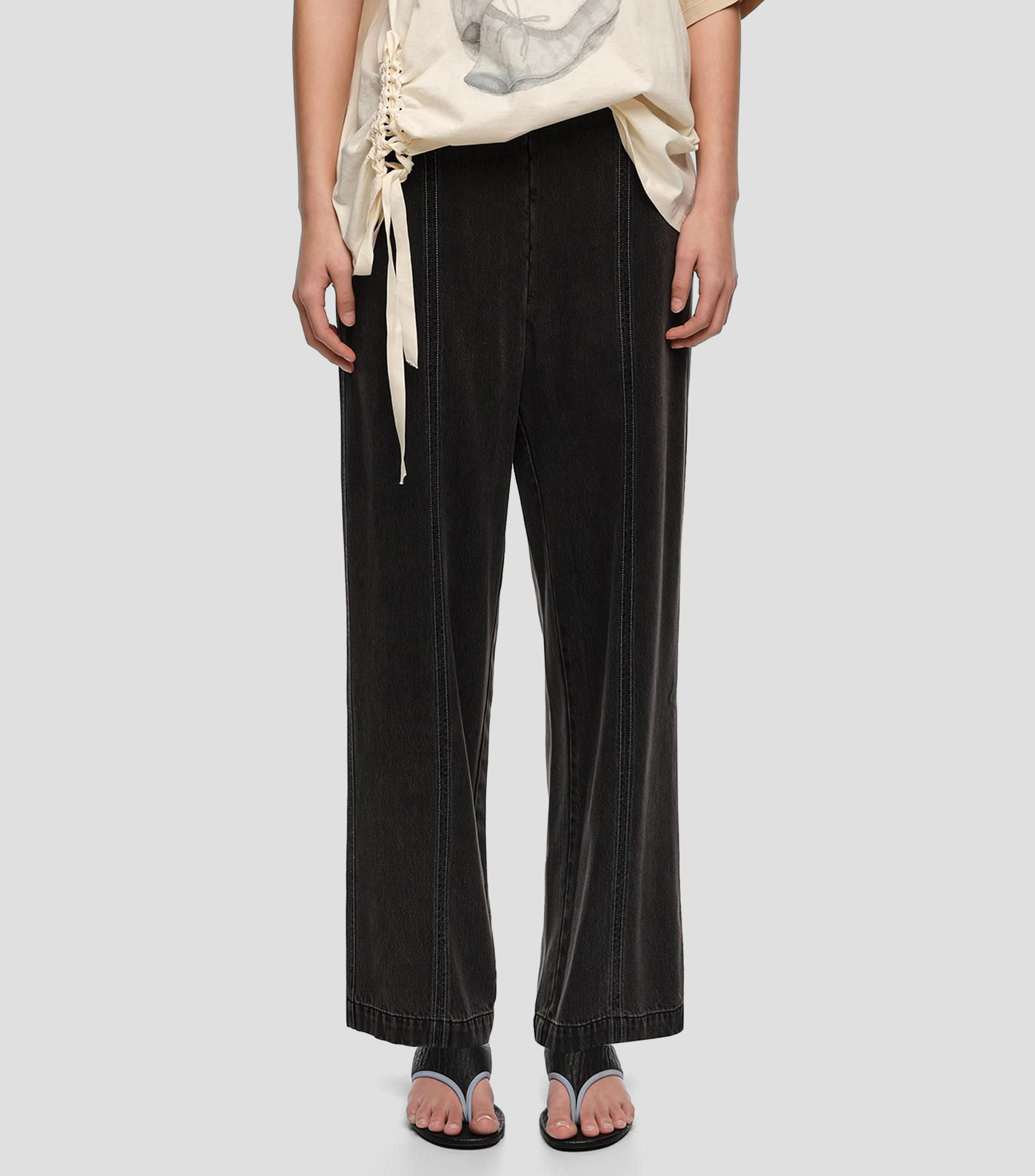 Pantalón recto pespunteado negro lavado Mujer