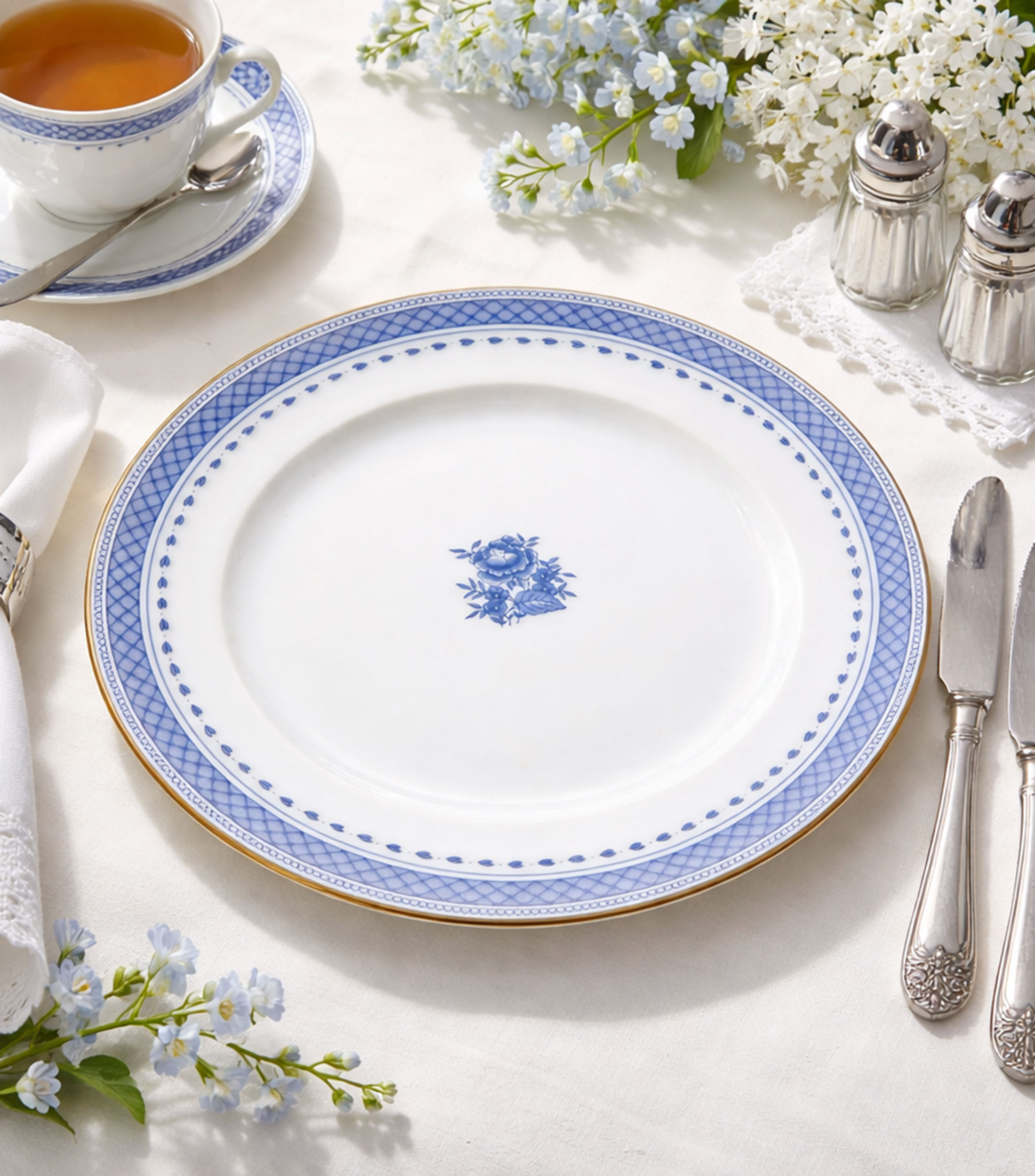 Plato llano con flores azules