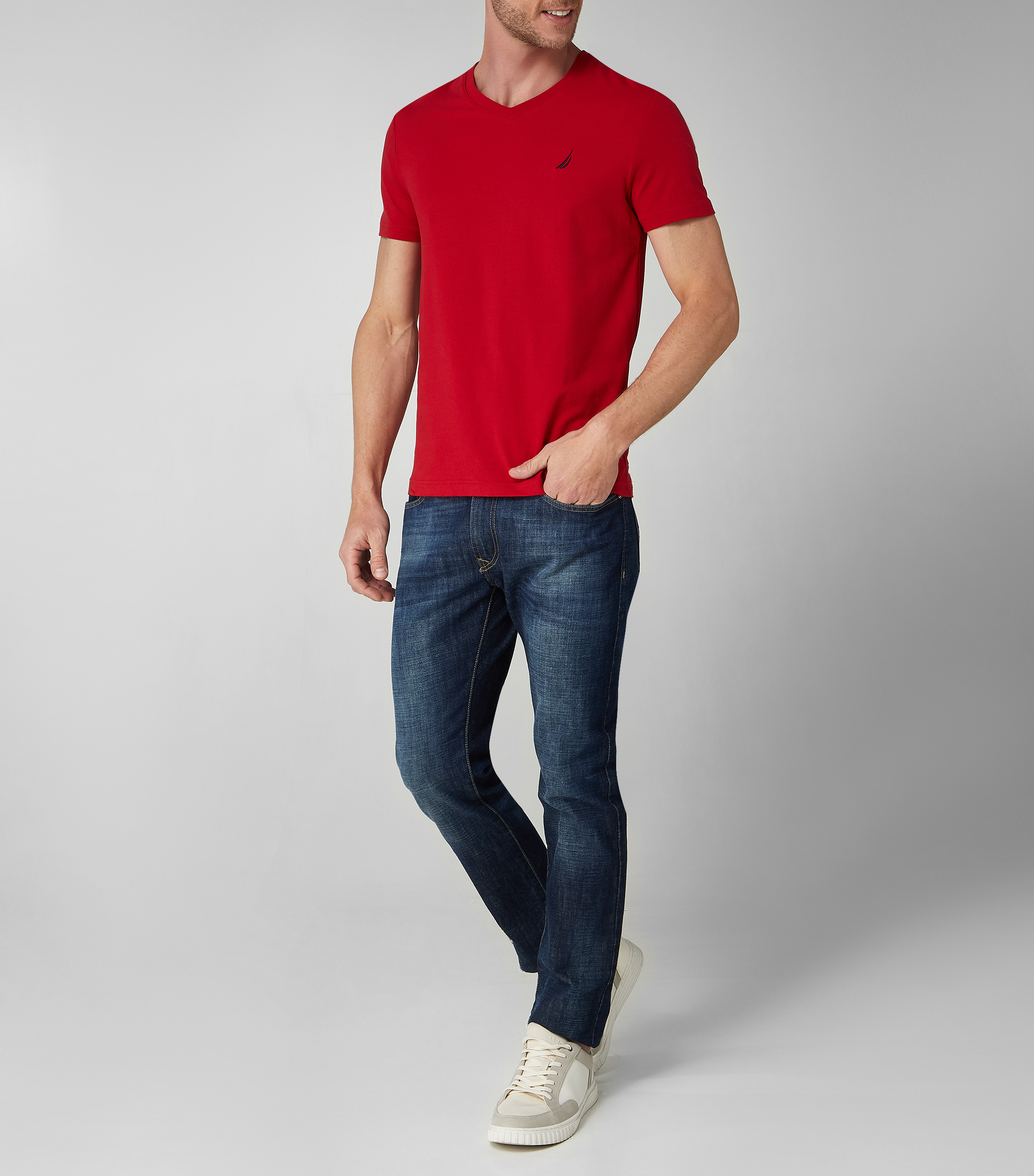 Playera de cuello V con manga corta y logo bordado Hombre