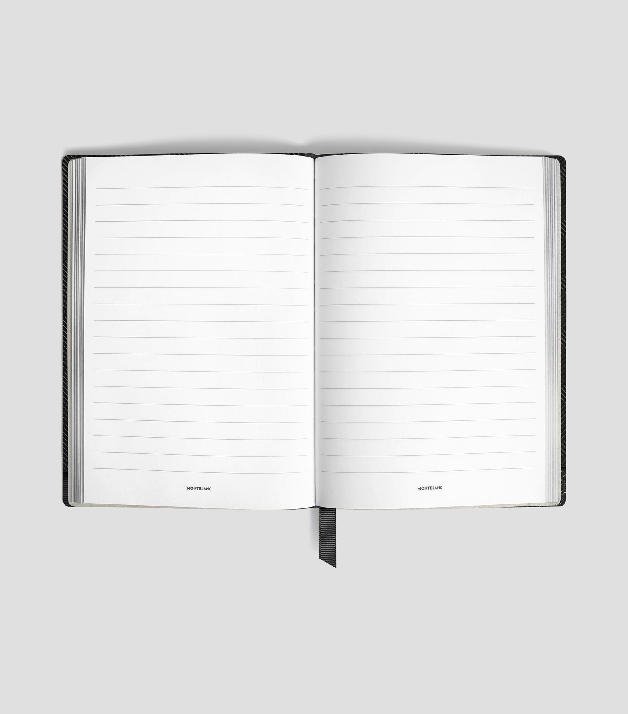 Cuaderno mediano con cubierta negro intenso y hojas rayadas