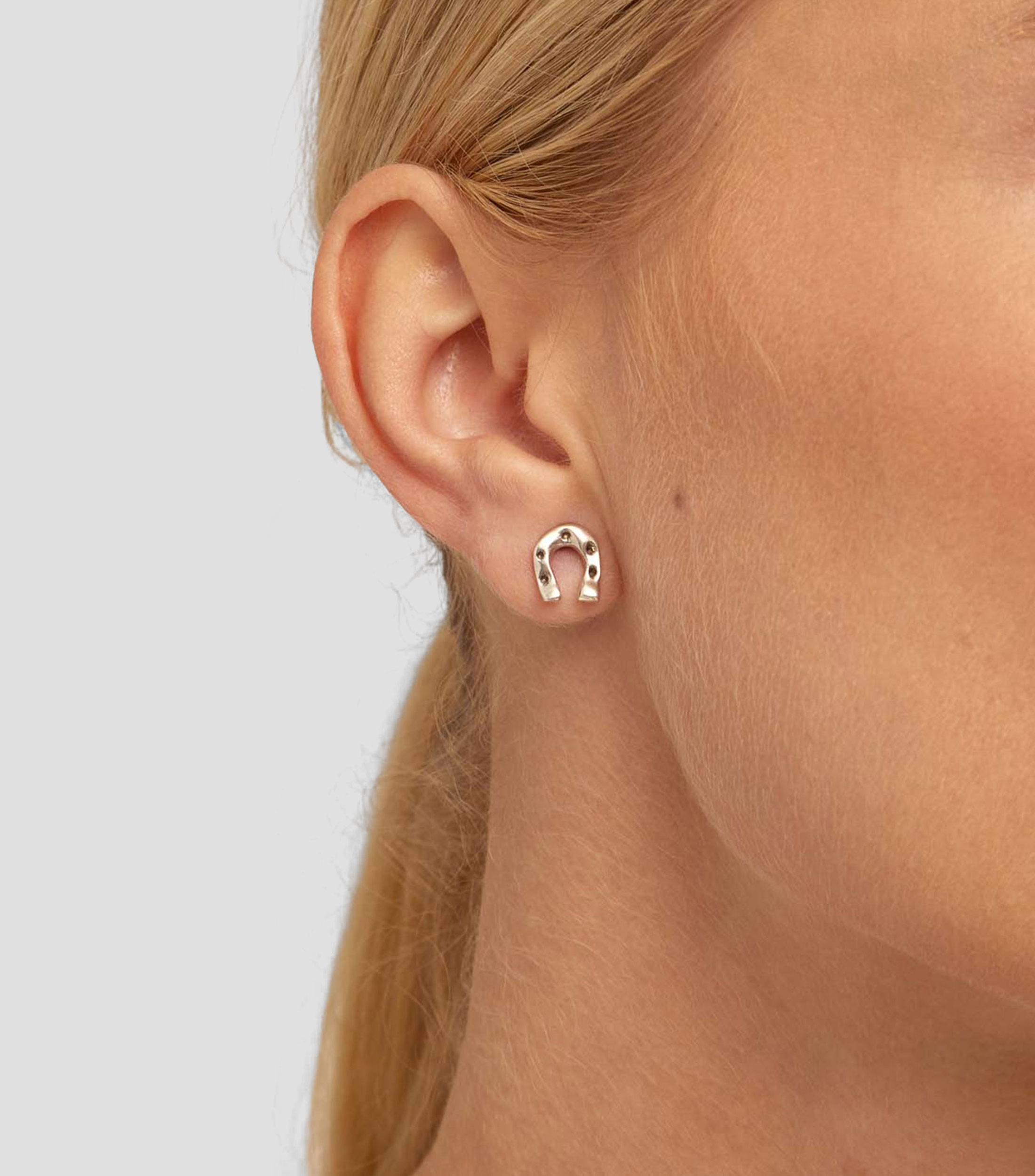 Arete en forma de herradura Mujer
