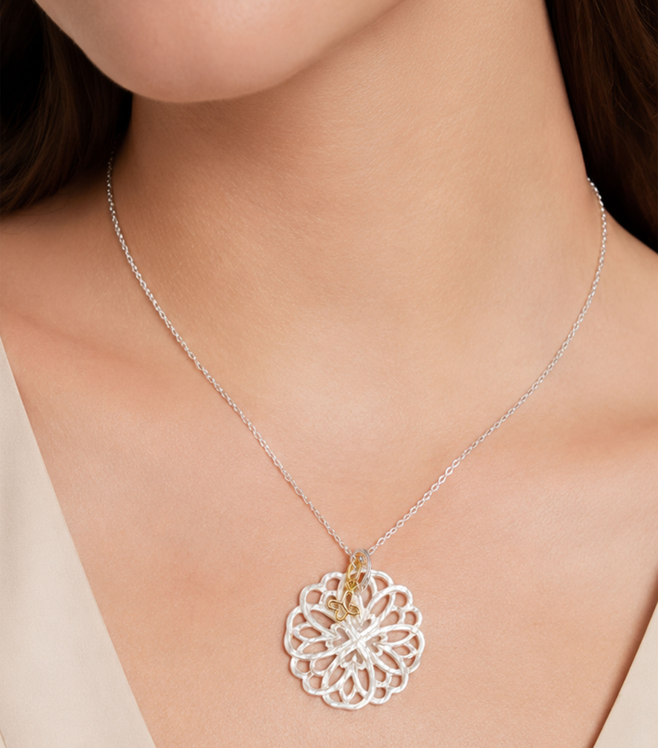 Dije con cadena flor y mariposa en Plata .925 con madreperla Mujer