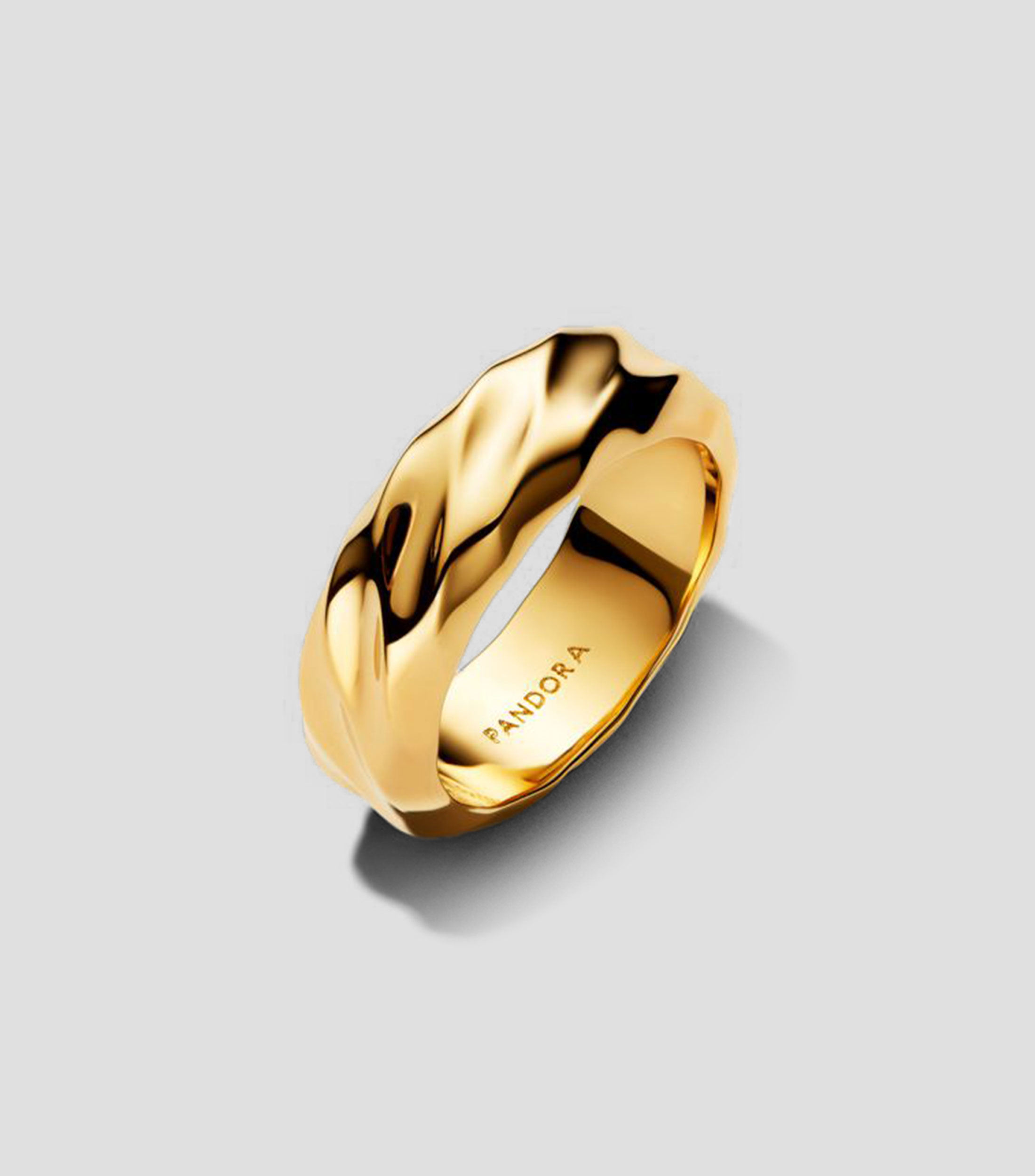 Anillo con Banda Ancha Ondulada Mujer