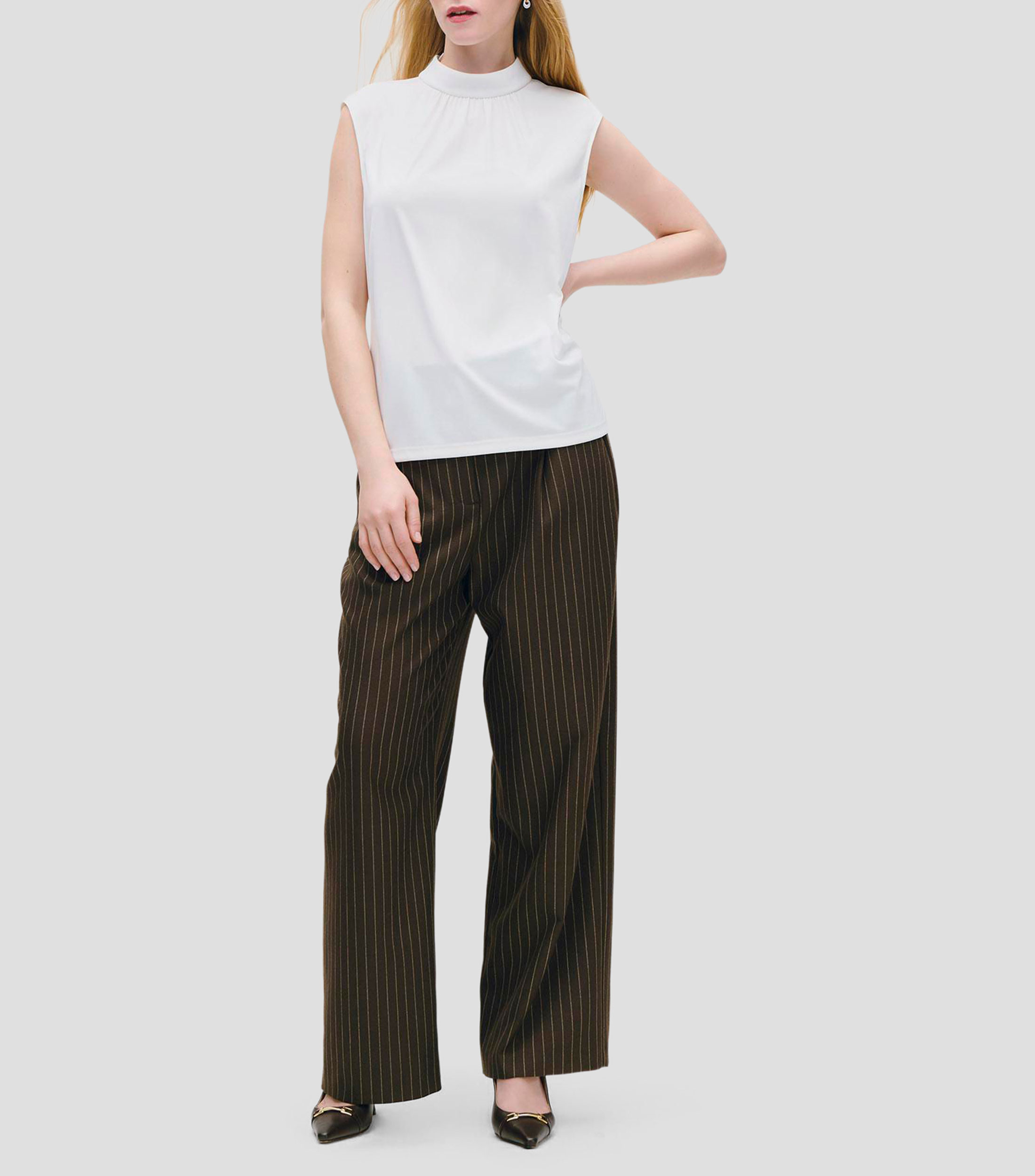 Blusa Blanca de Punto Cuello Alto con Frunces Mujer