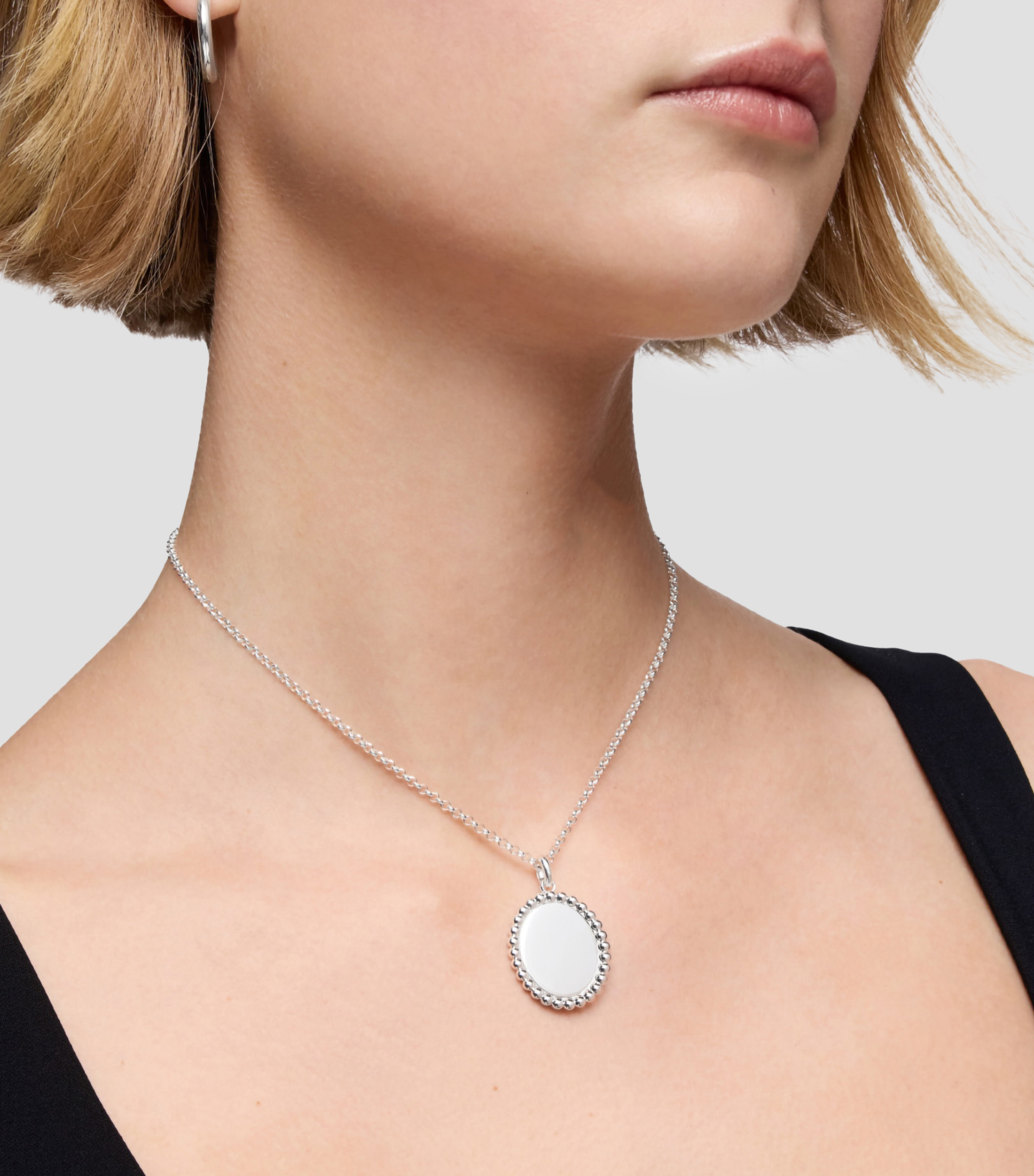 Dije en plata Basics Mujer