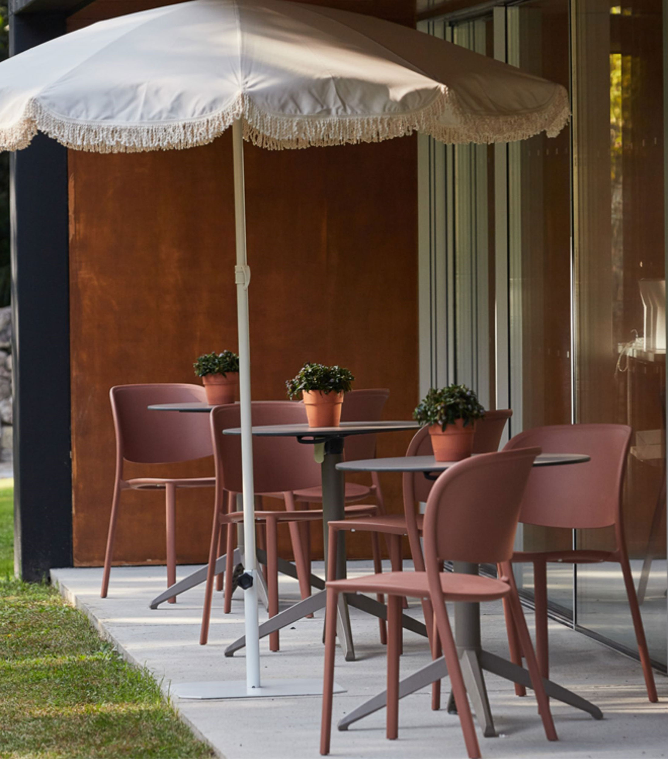 Silla apilable Trena terracota en polipropileno