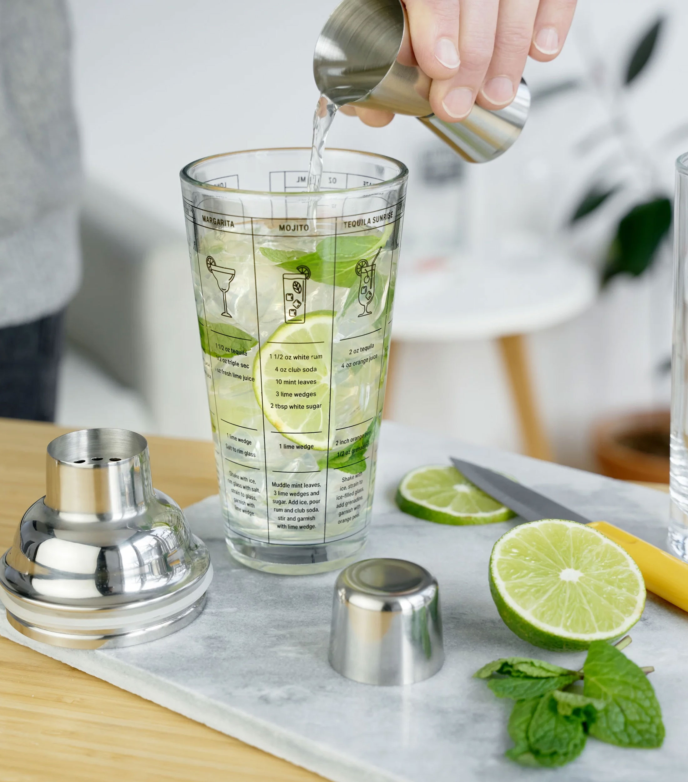botella coctelera de vidrio con recetas