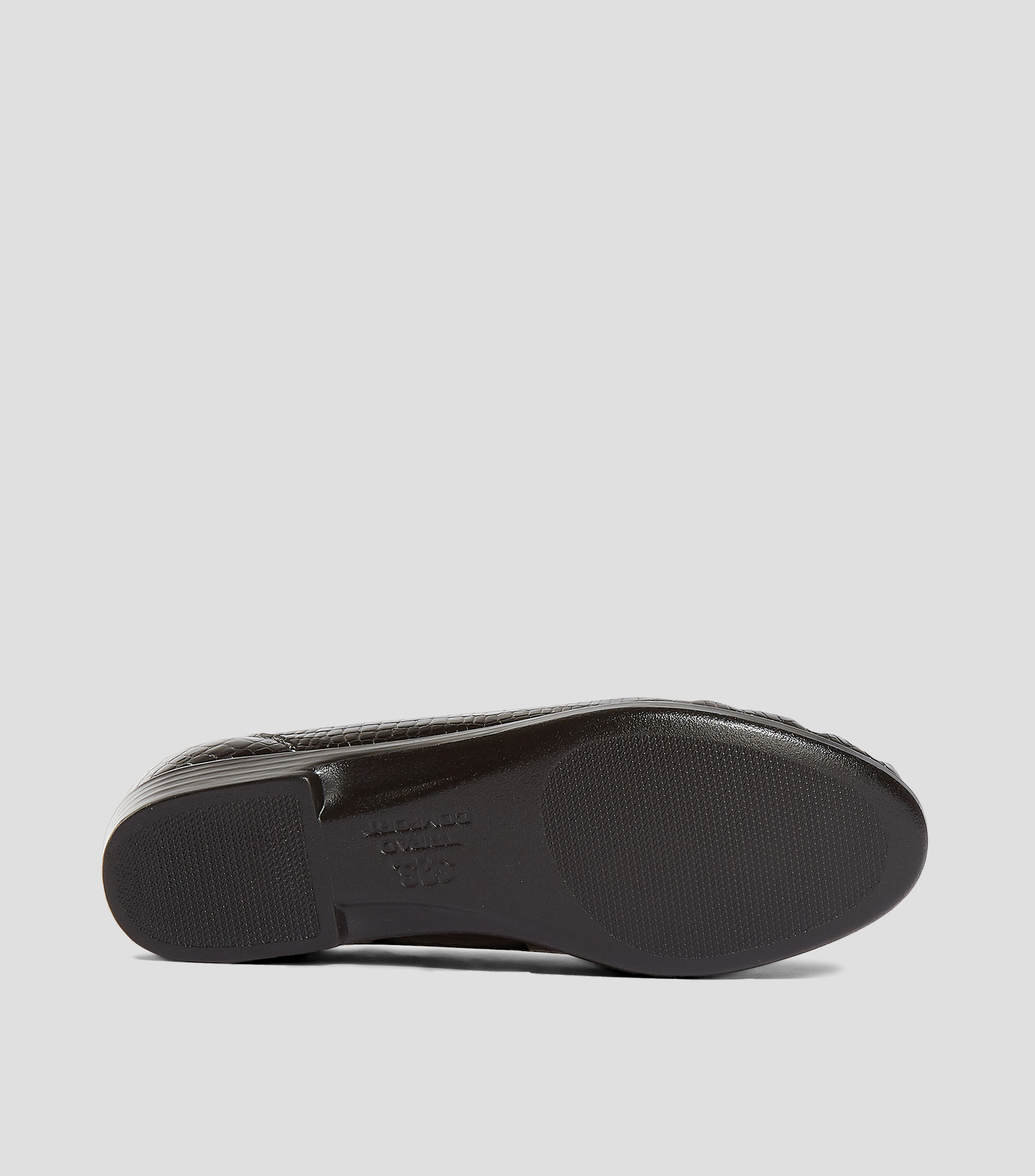 Mocasín horma amplia piel suave. Terminado charol animal skin Mujer