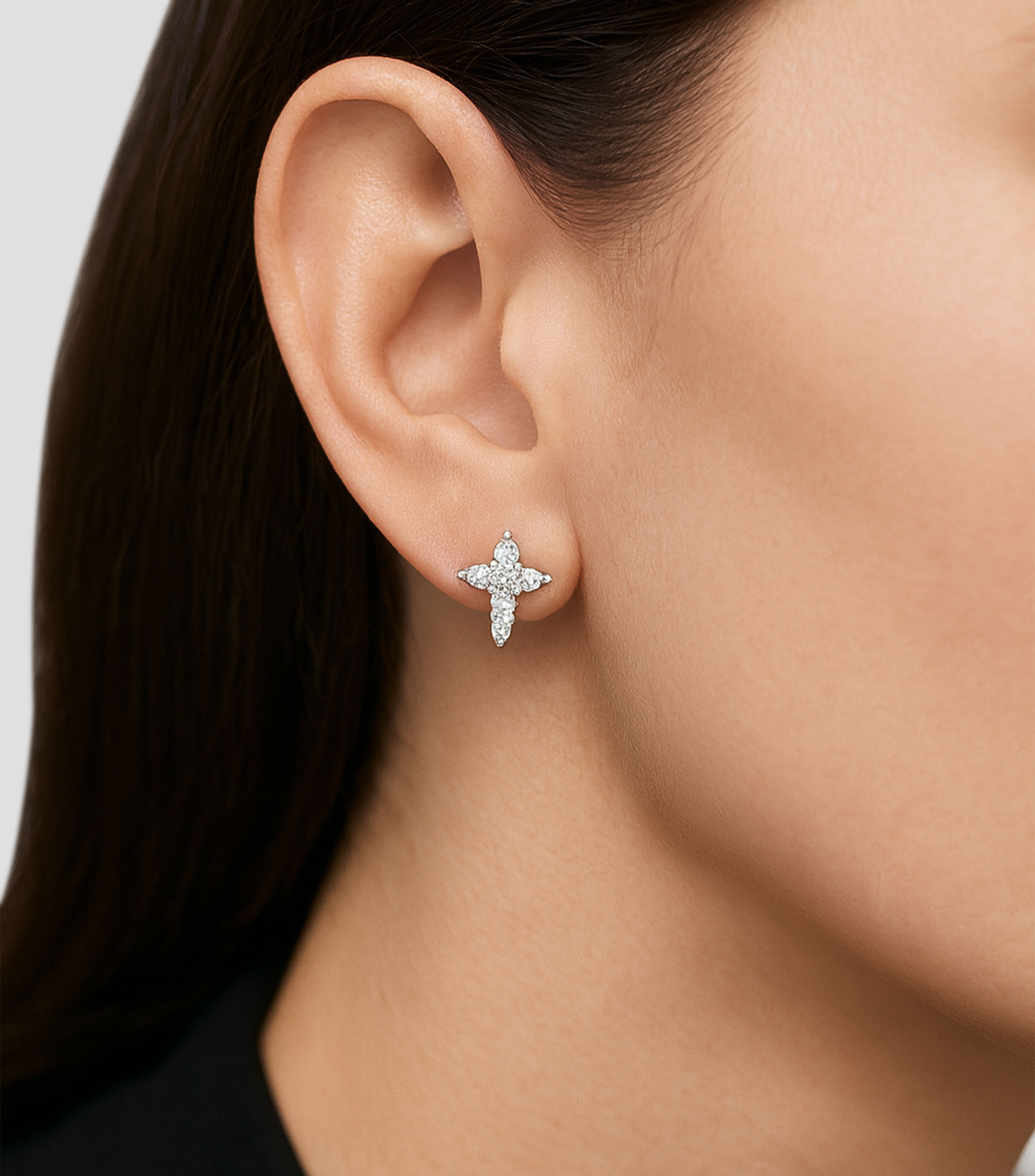 Aretes en oro blanco 18 Kilates baby cross Mujer