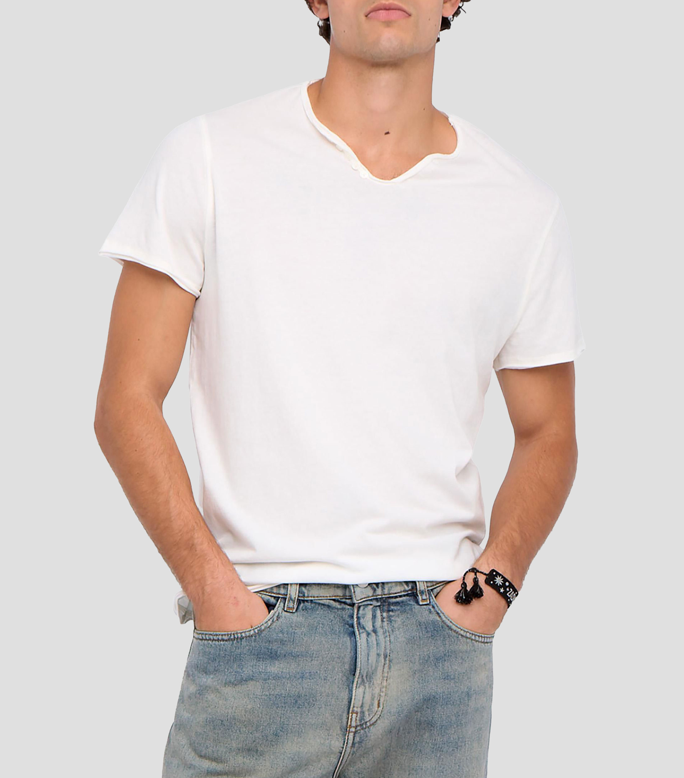 Playera cuello V manga corta estampada Hombre