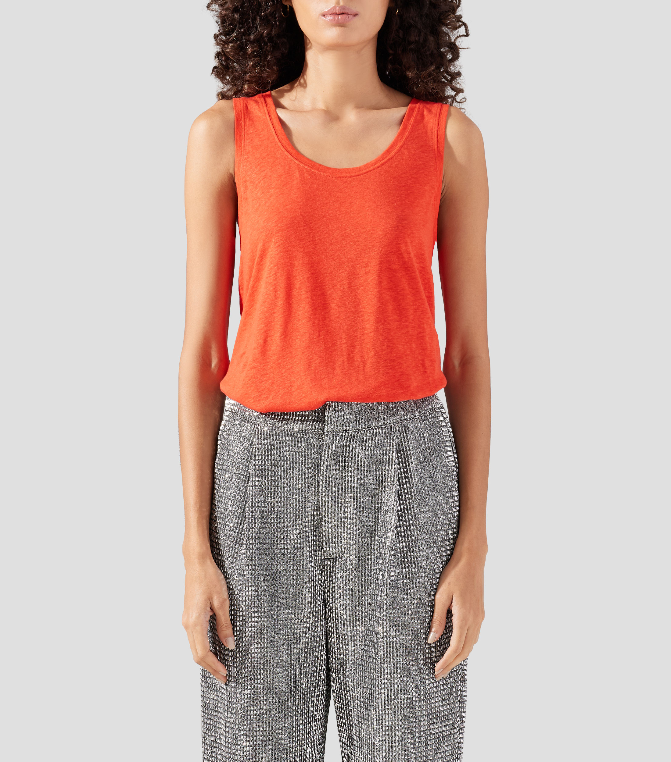 Playera cuello redondo sin mangas lisa Mujer