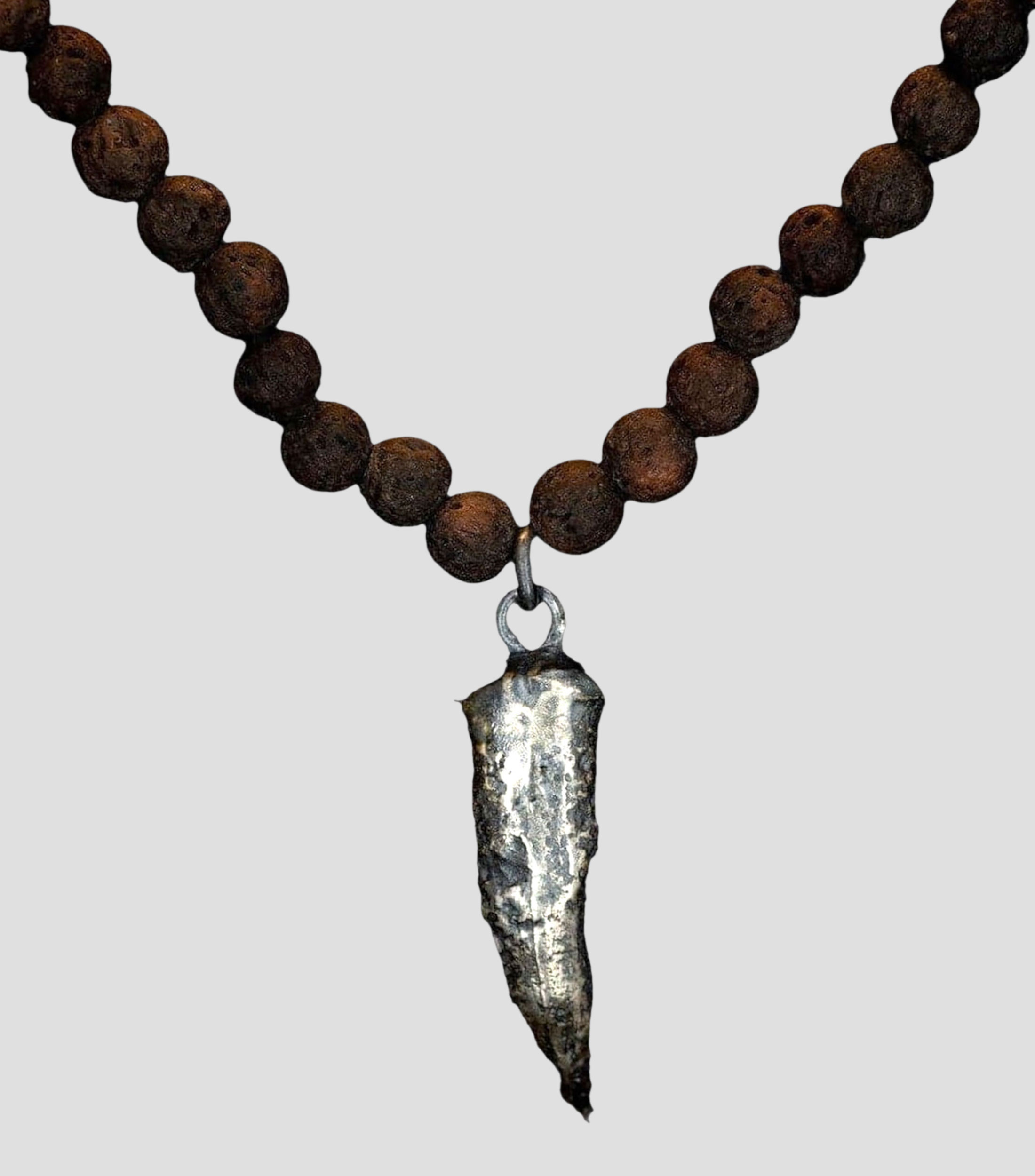 Collar con piedra volcanica Hombre