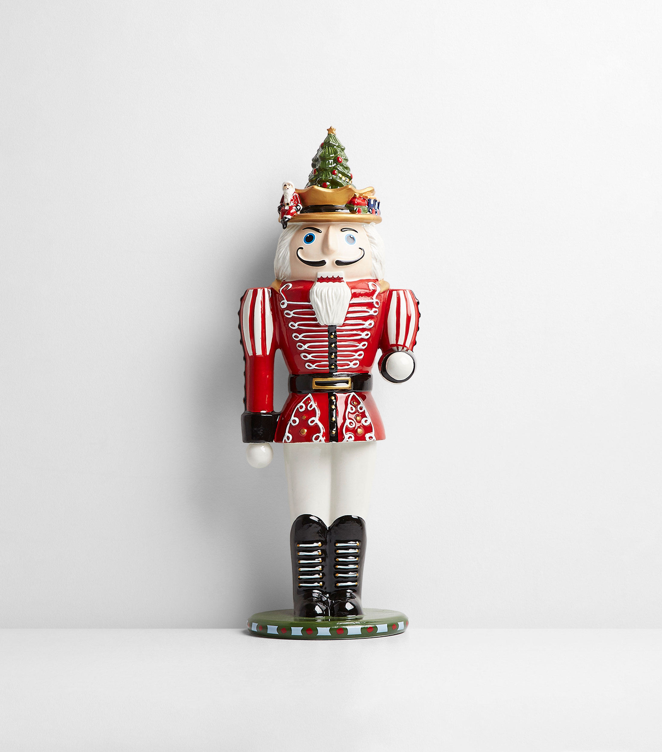 Figura Decorativa Cascanueces en porcelana