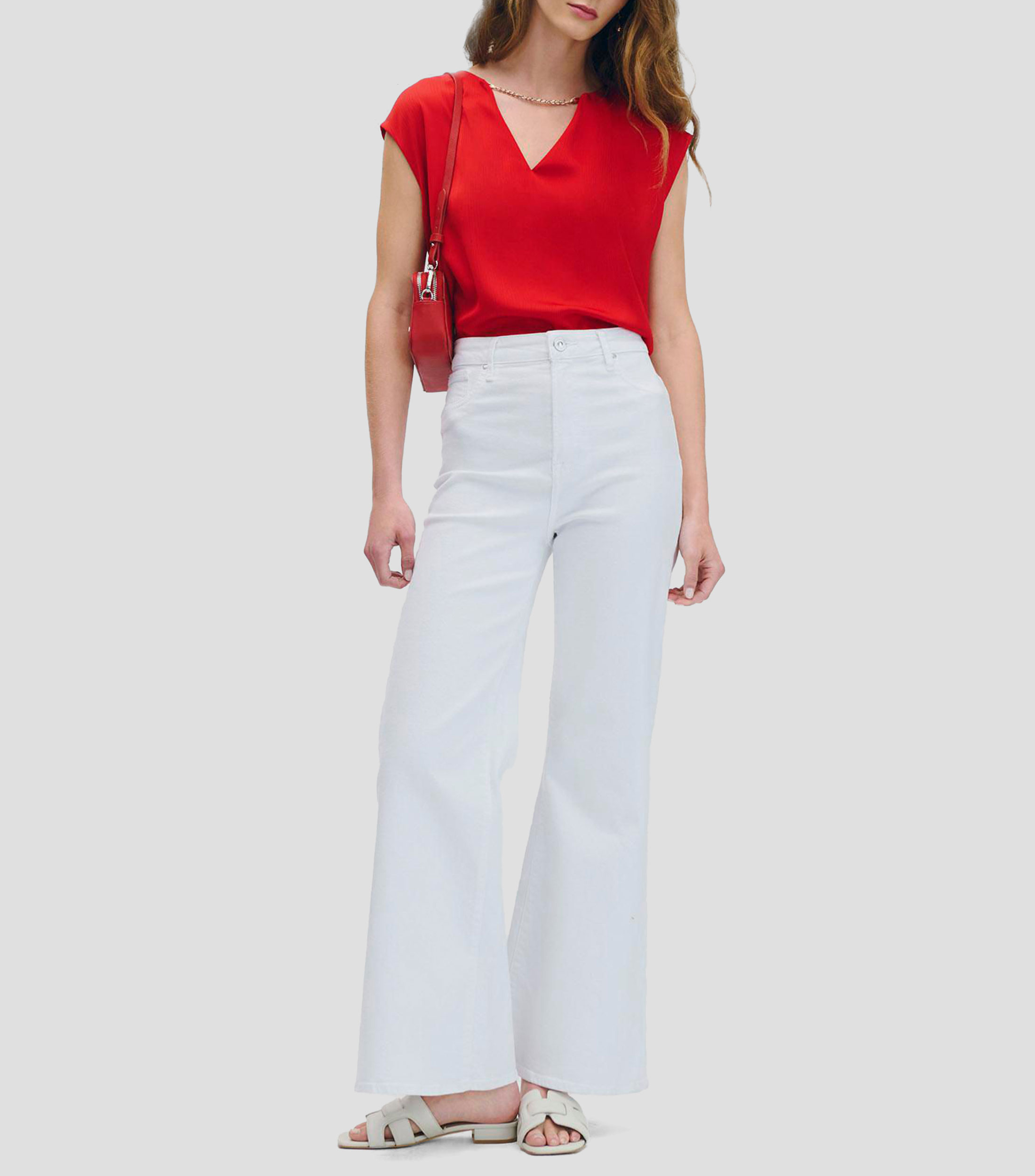Blusa satín corrugado roja escote V con cadena Mujer
