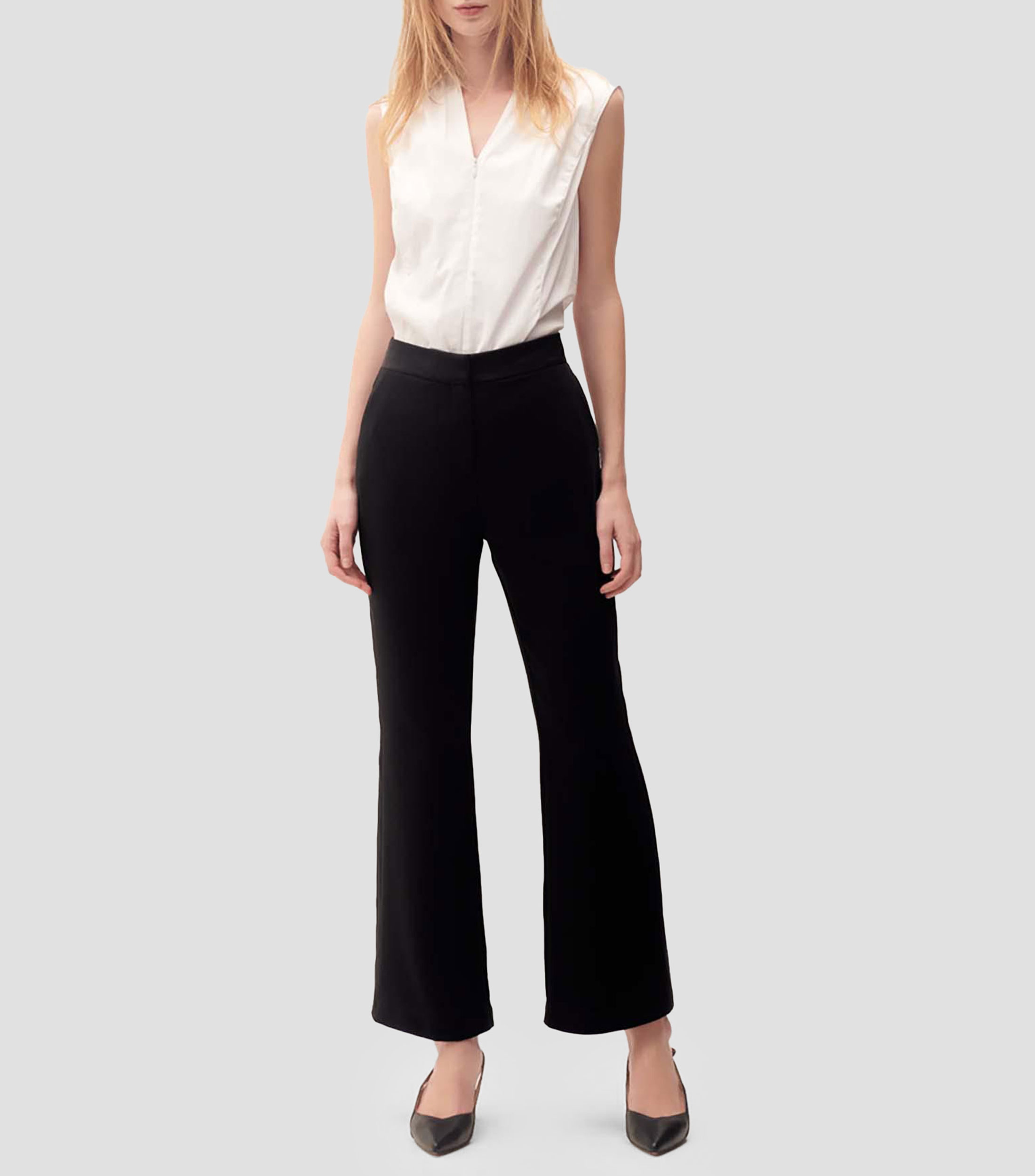 Blusa Blanca Corte Regular Escote V Cierre y Alforzas Mujer