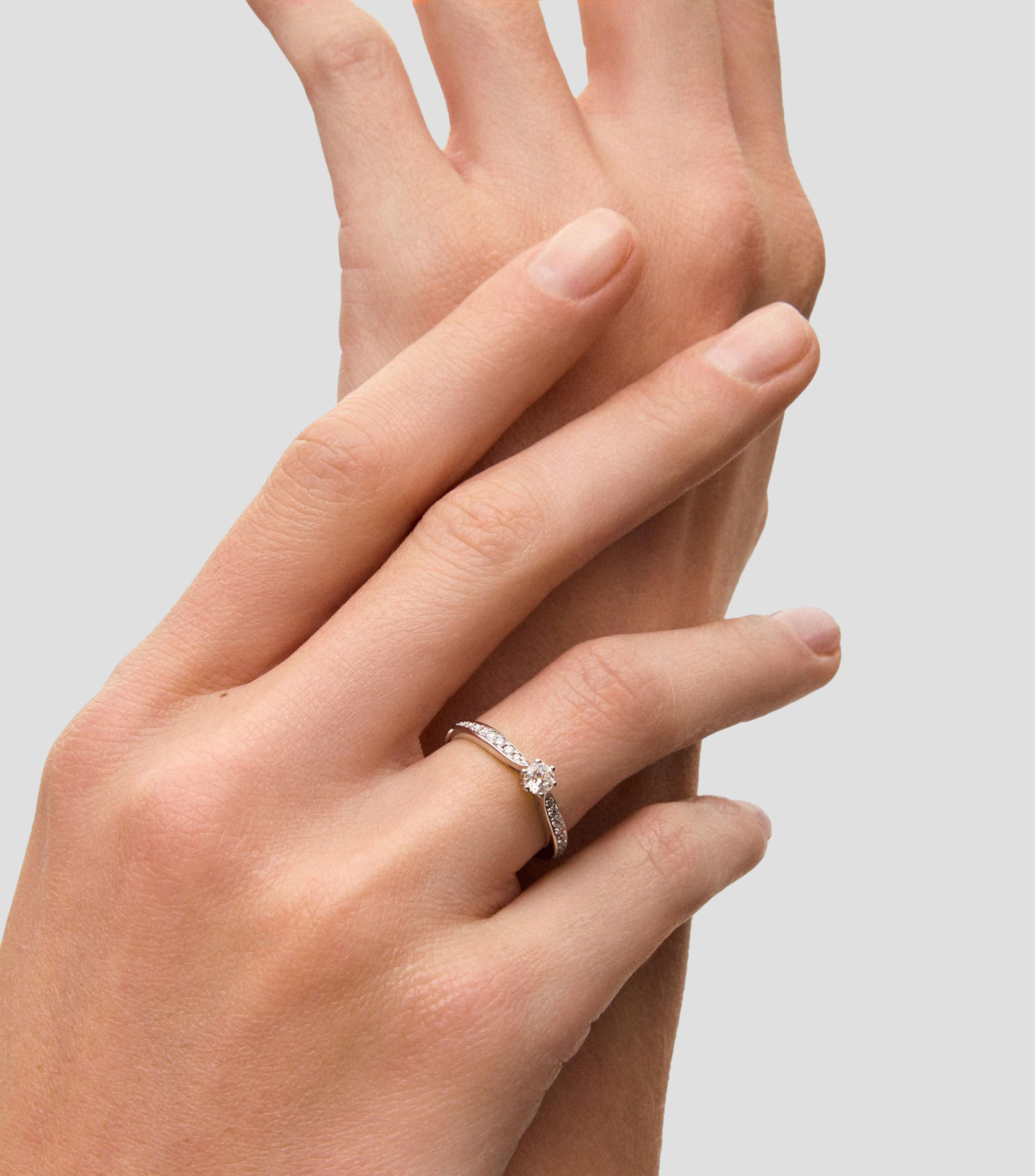 Anillo solitario en Oro blanco de 18 Kilates con diamante Mujer