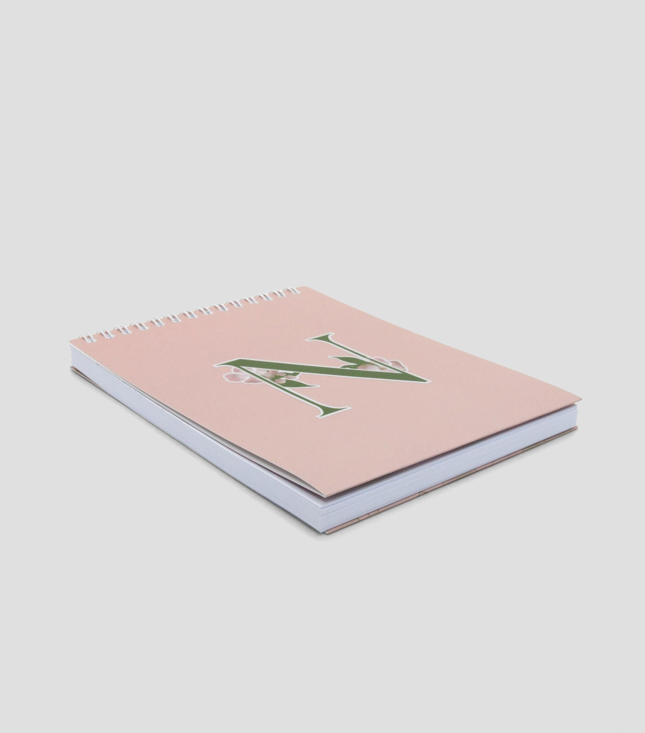 Libreta mediana inicial "N", hojas raya