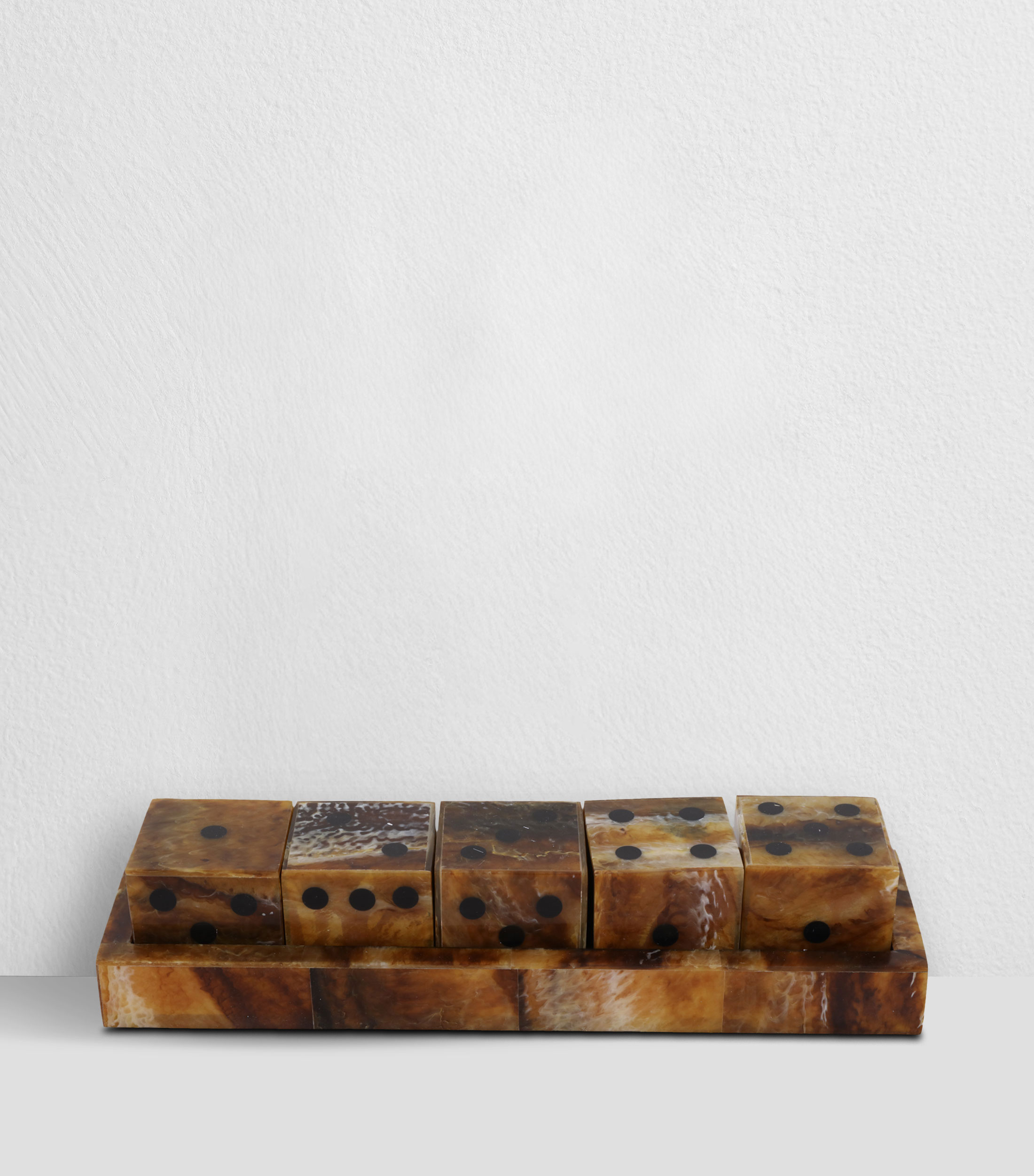Juego de mesa decorativo de dados en madera manufacturada