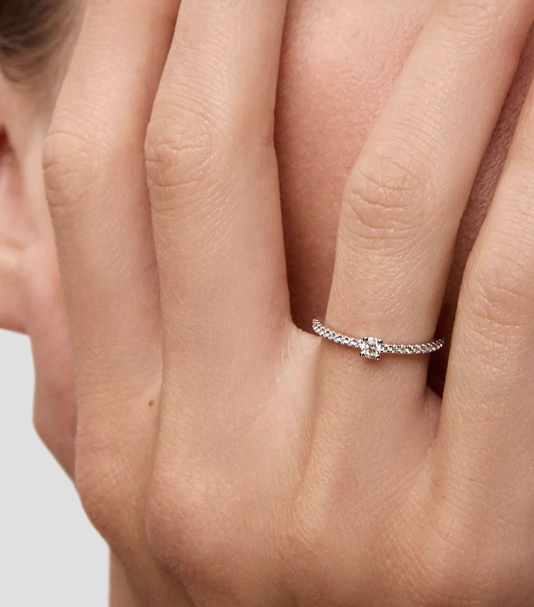 Anillo solitario en Oro blanco de 18 Kilates con diamante Mujer