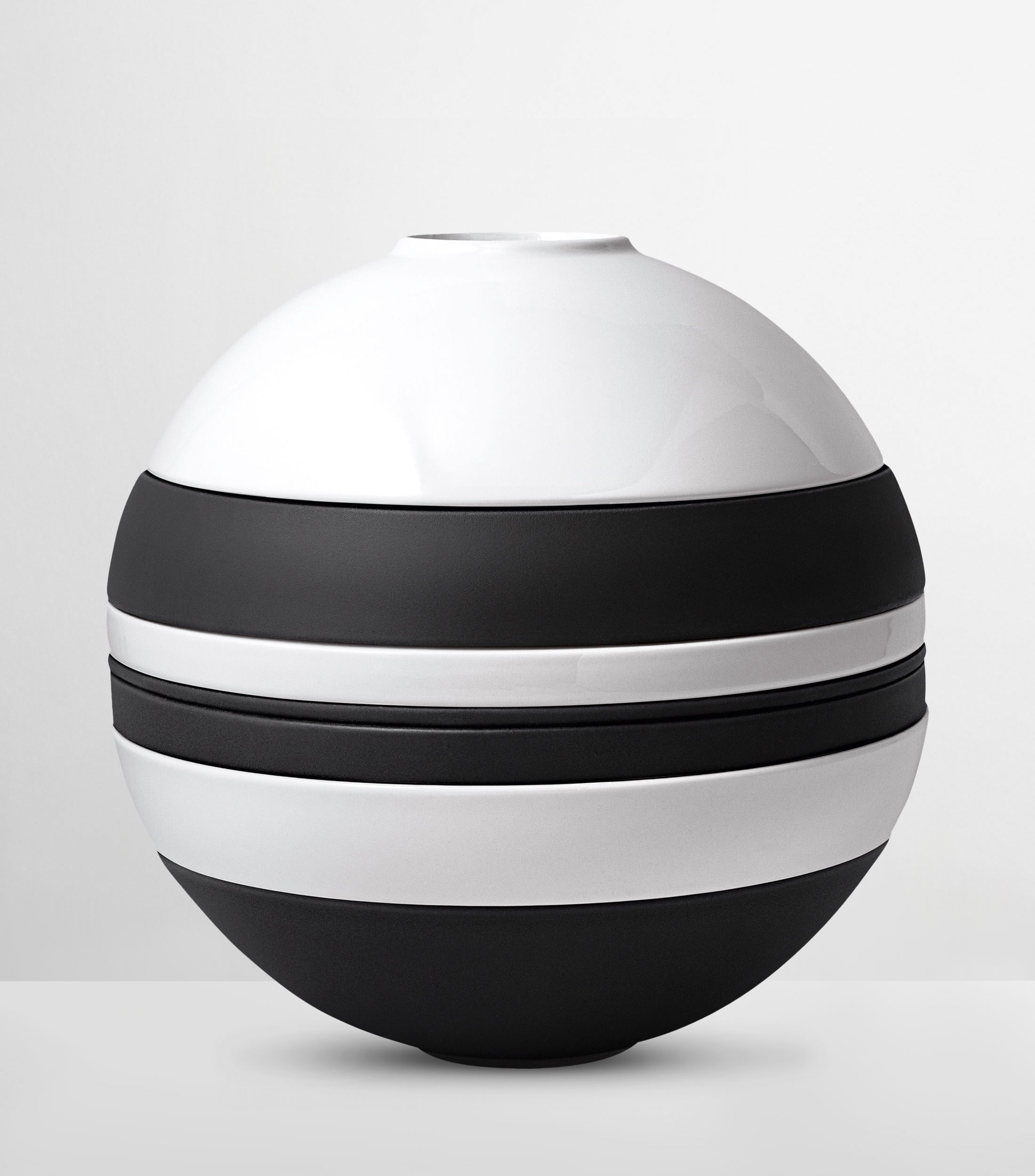 ICONIC LA BOULE BLACK WHITE