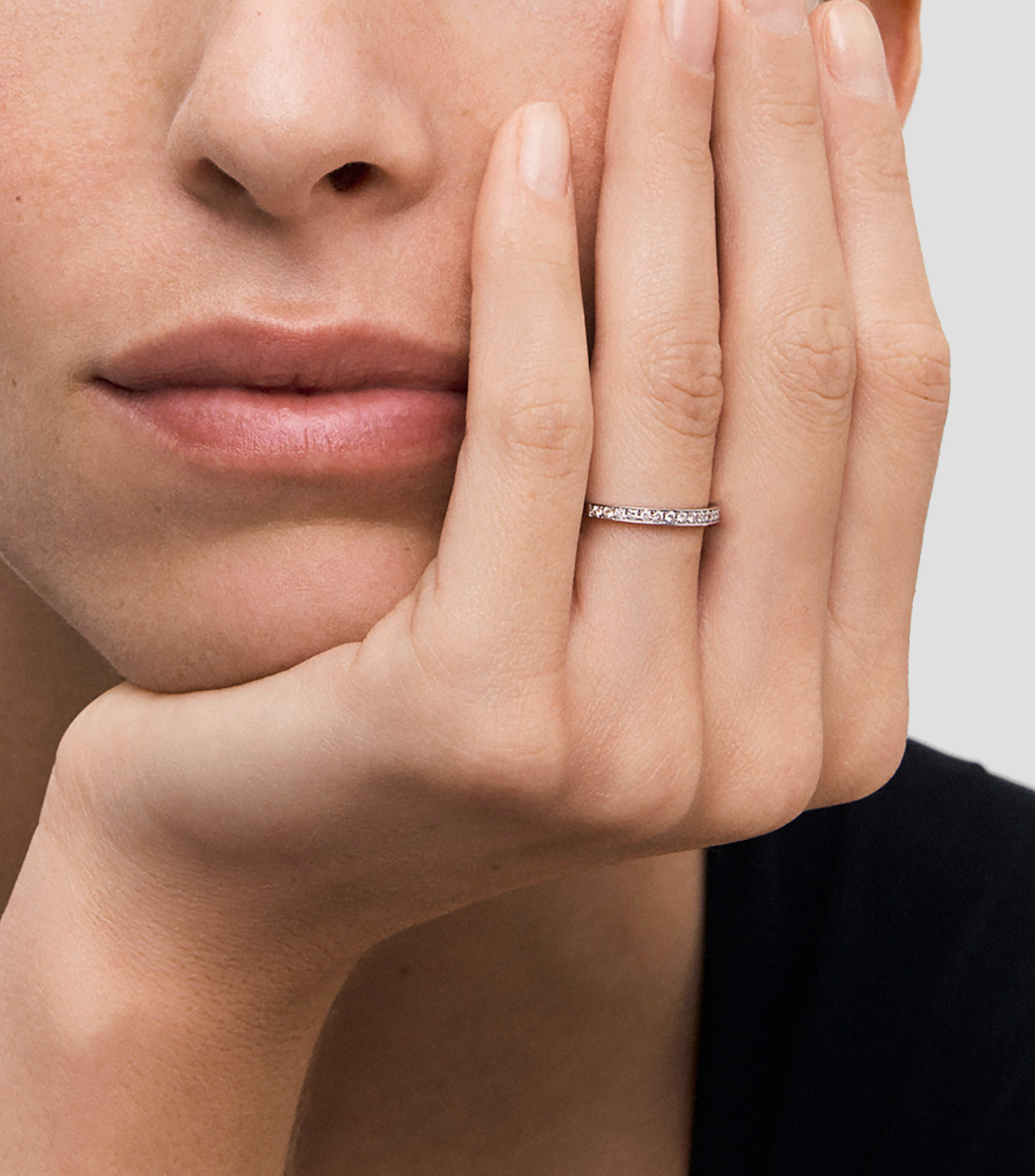Anillo solitario en Oro blanco de 18 Kilates con diamante Mujer
