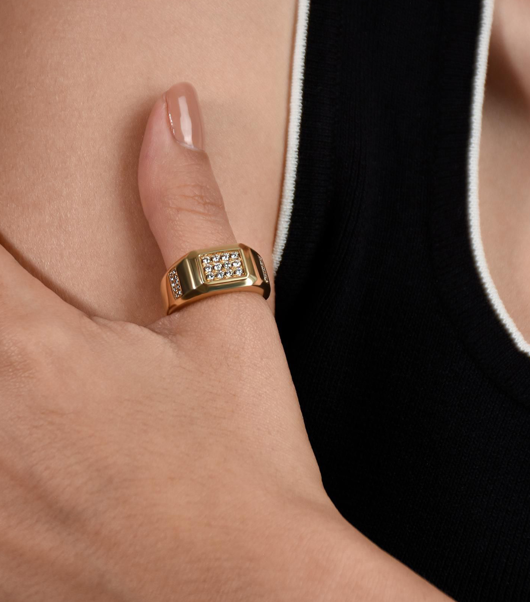 Anillo en Oro amarillo de 14 Kilates con diamantes incrustadas Unisex