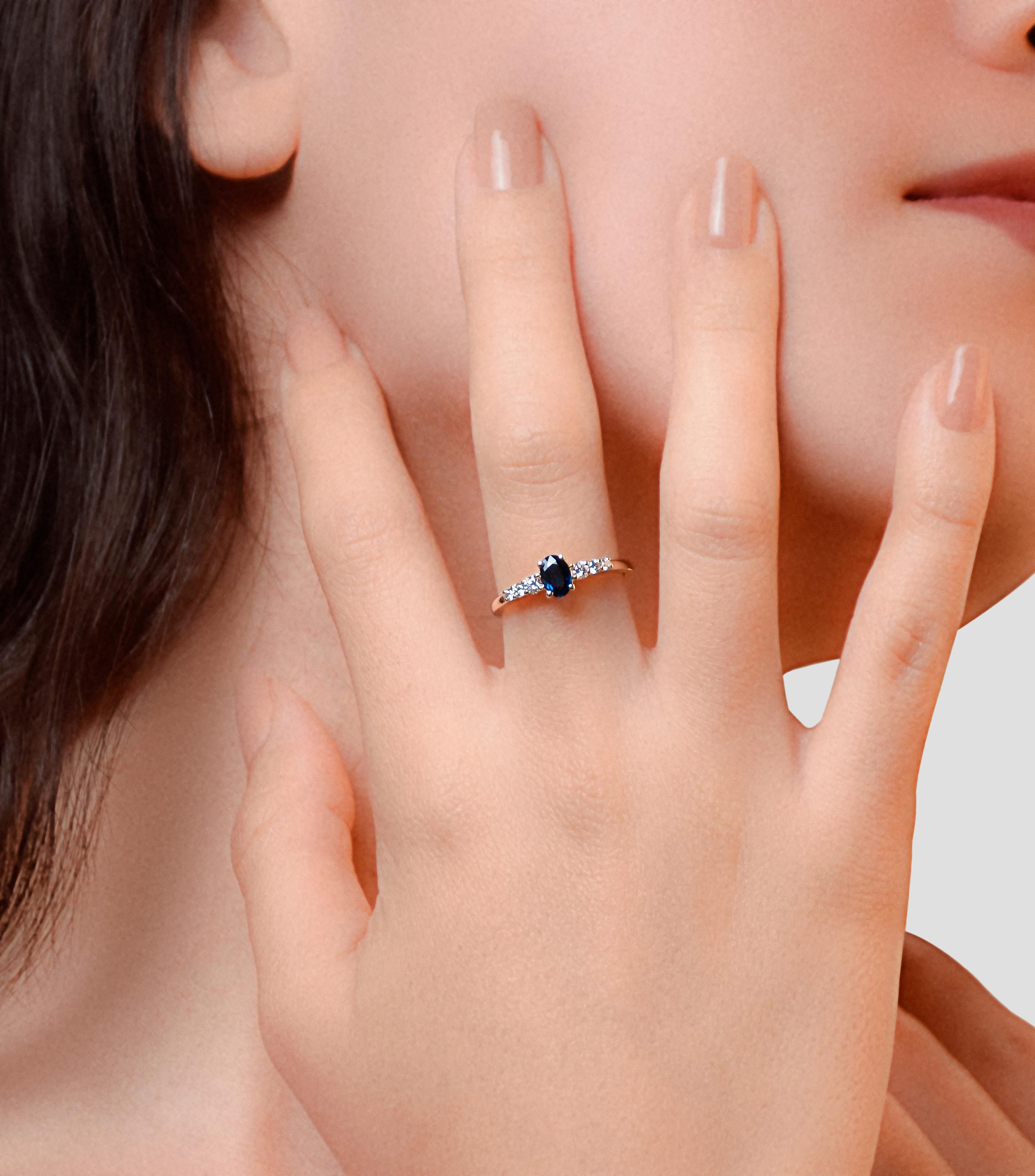 Anillo en oro amarillo de 14 kilates con diamantes y zafiro Mujer