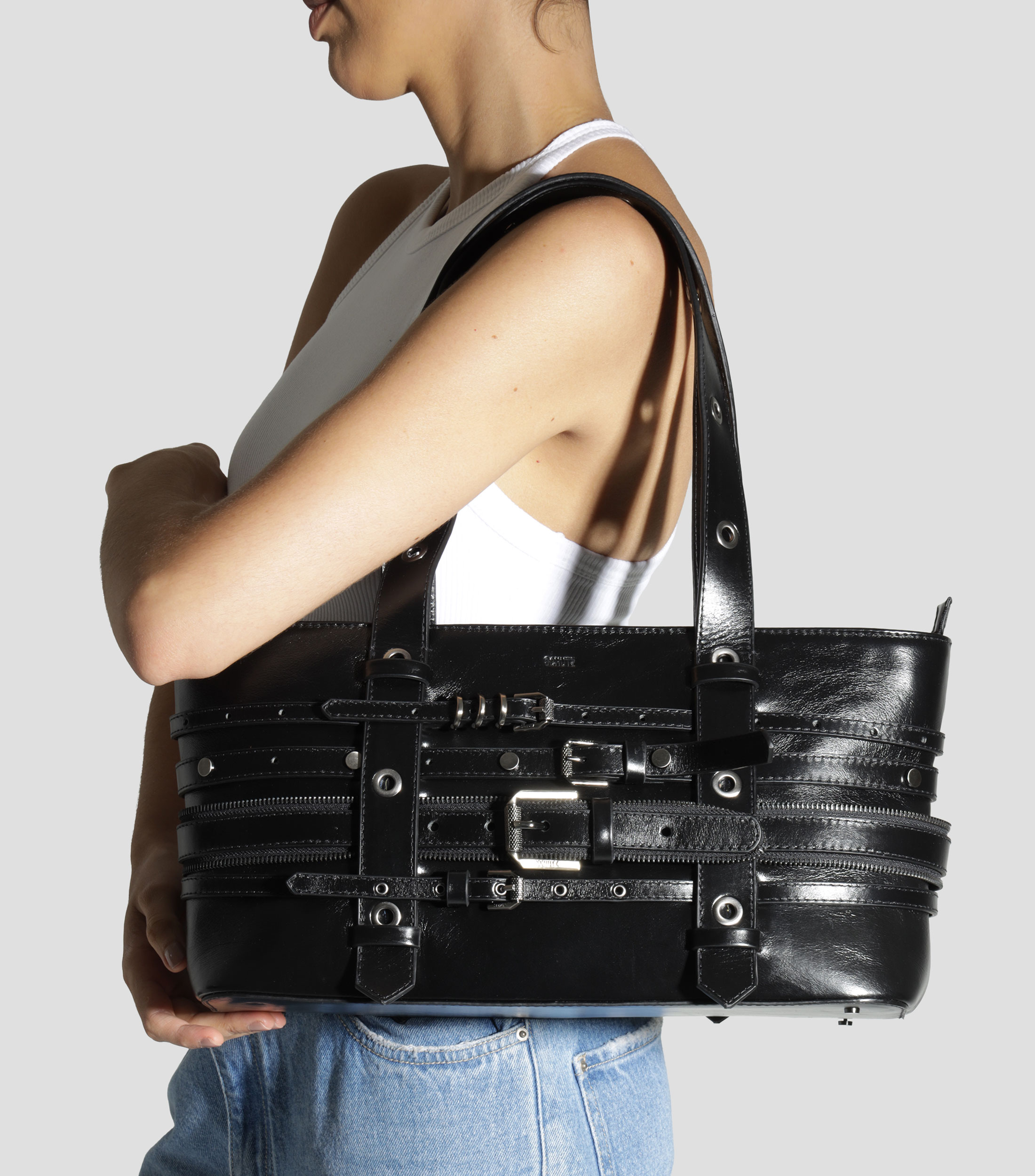 Bolsa bucket negra en piel Schutz Zendy con charms y cadenas Mujer