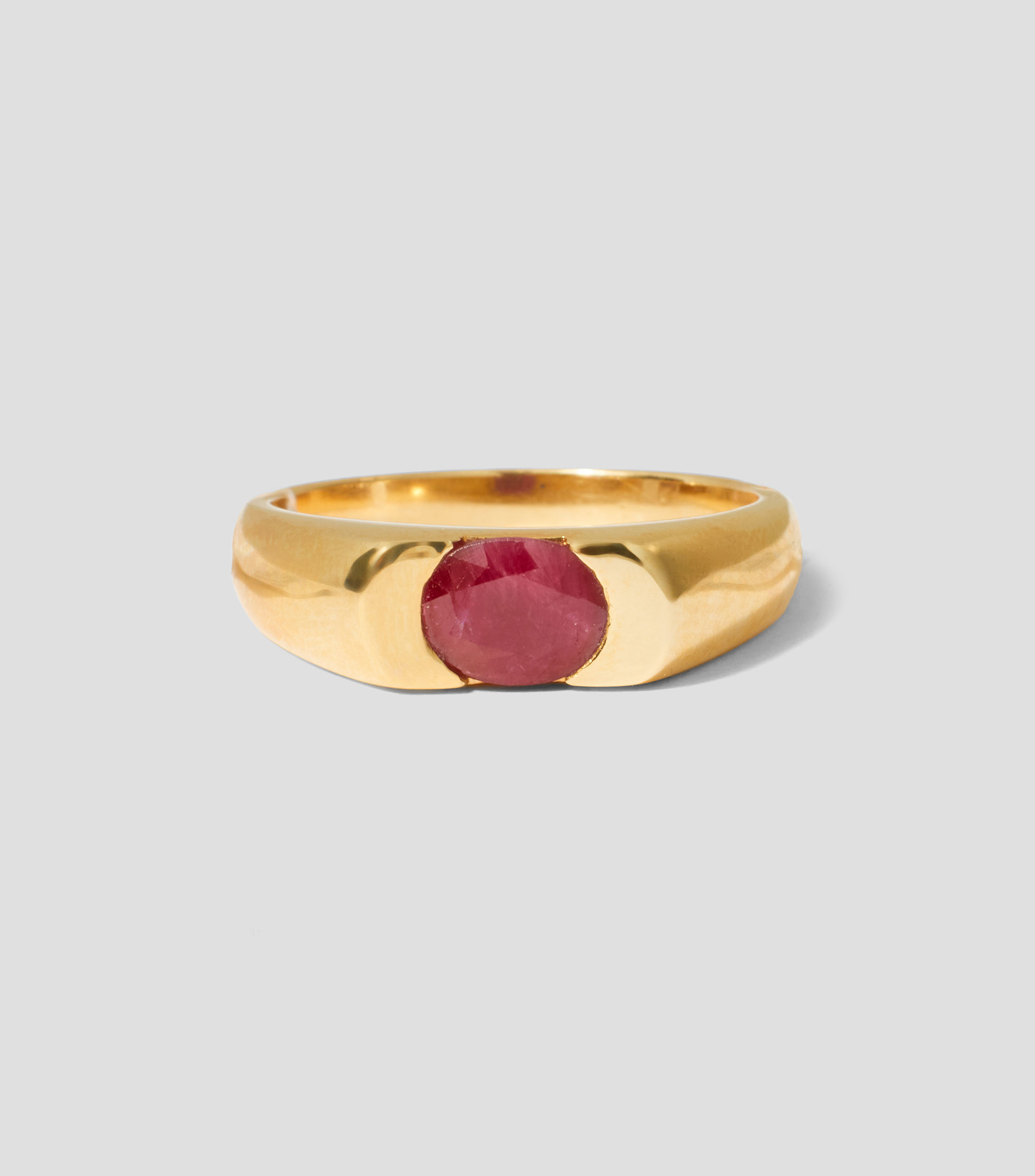 Anillo en oro amarillo de 14 kilates con rubí Hombre