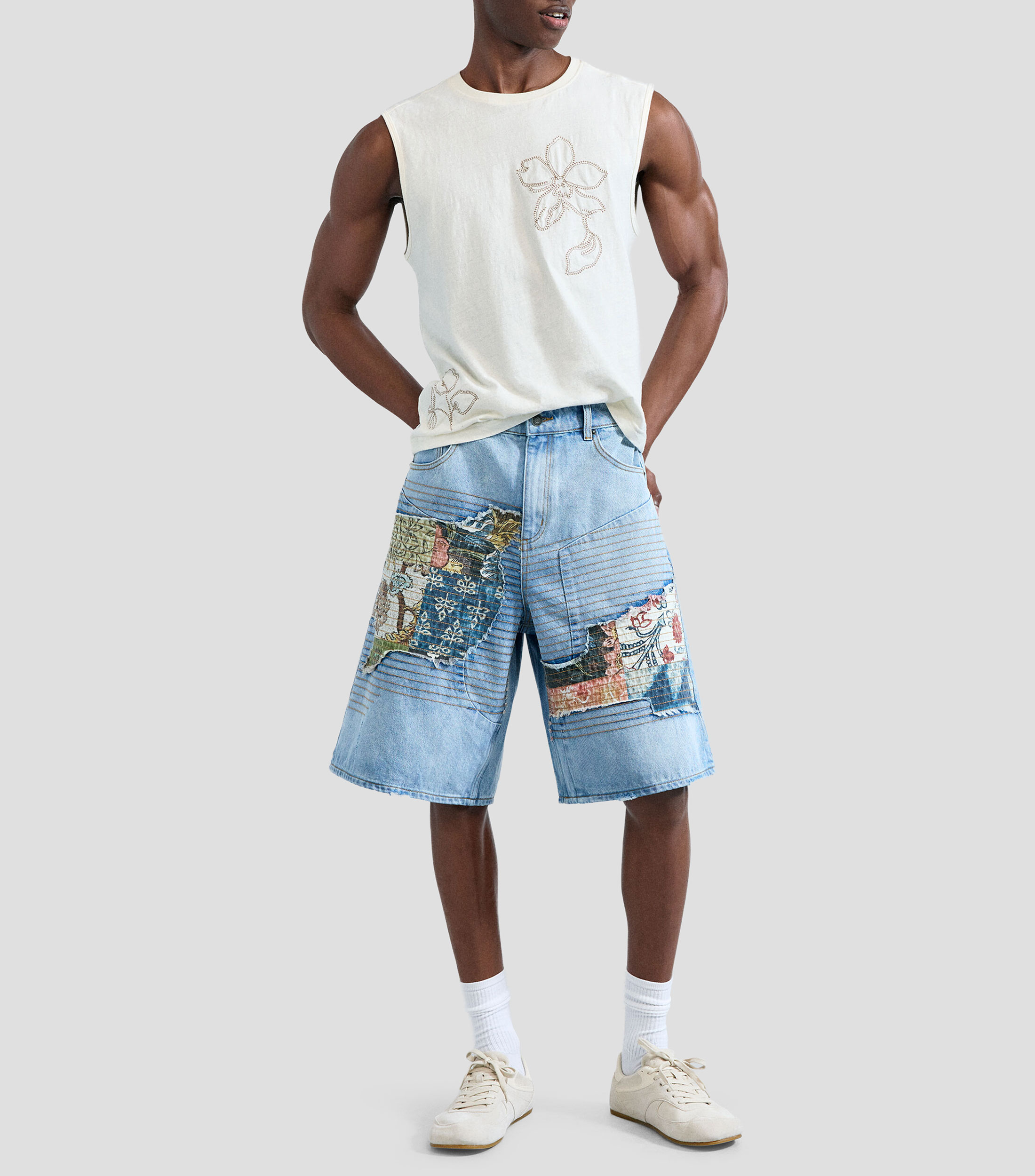 Bermuda de mezclilla estampado parches Hombre